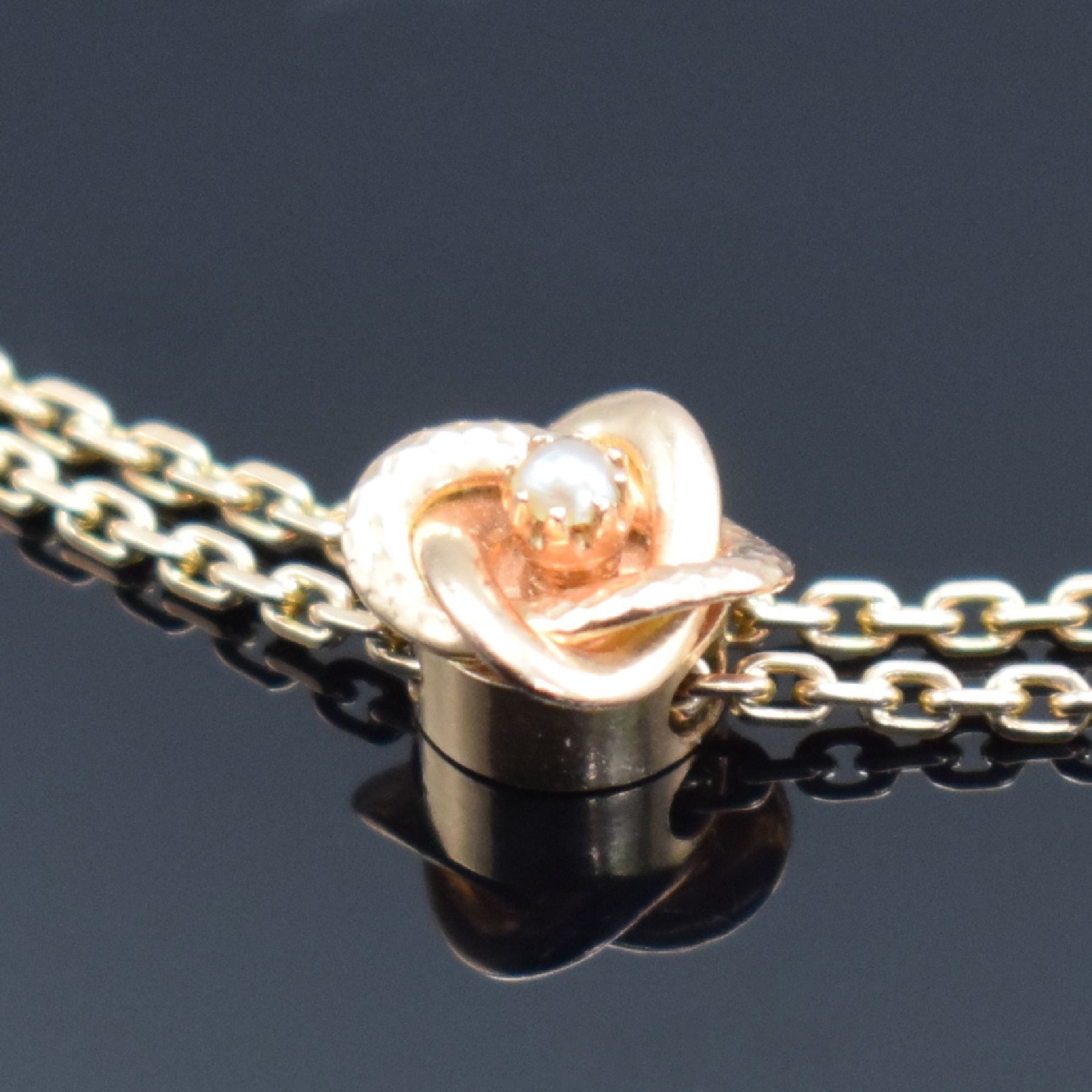 Detail g: Offene Damentaschenuhr in RG 585/000 mit Kettein RG 585/000, Schweiz um 1890, Kette später, Metallcuvette, floral grav. Rückseite, Emailzifferbl. ...