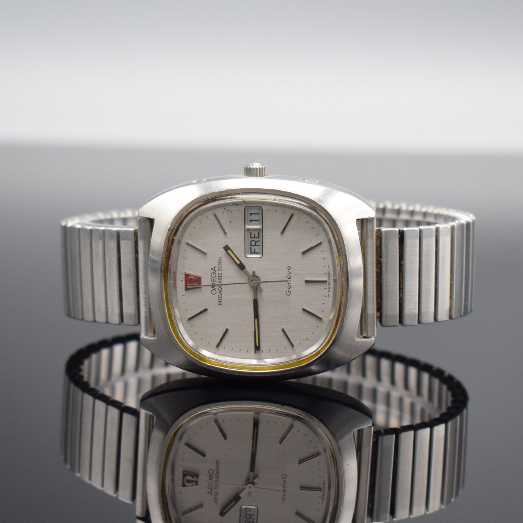 OMEGA Megaquartz 32 KHz Geneve Herrenarmbanduhr in Stahl Referenz 196.038, Schweiz um 1974, quarz, massives Gehäuse, Boden geschr., silb. Zifferbl. ...