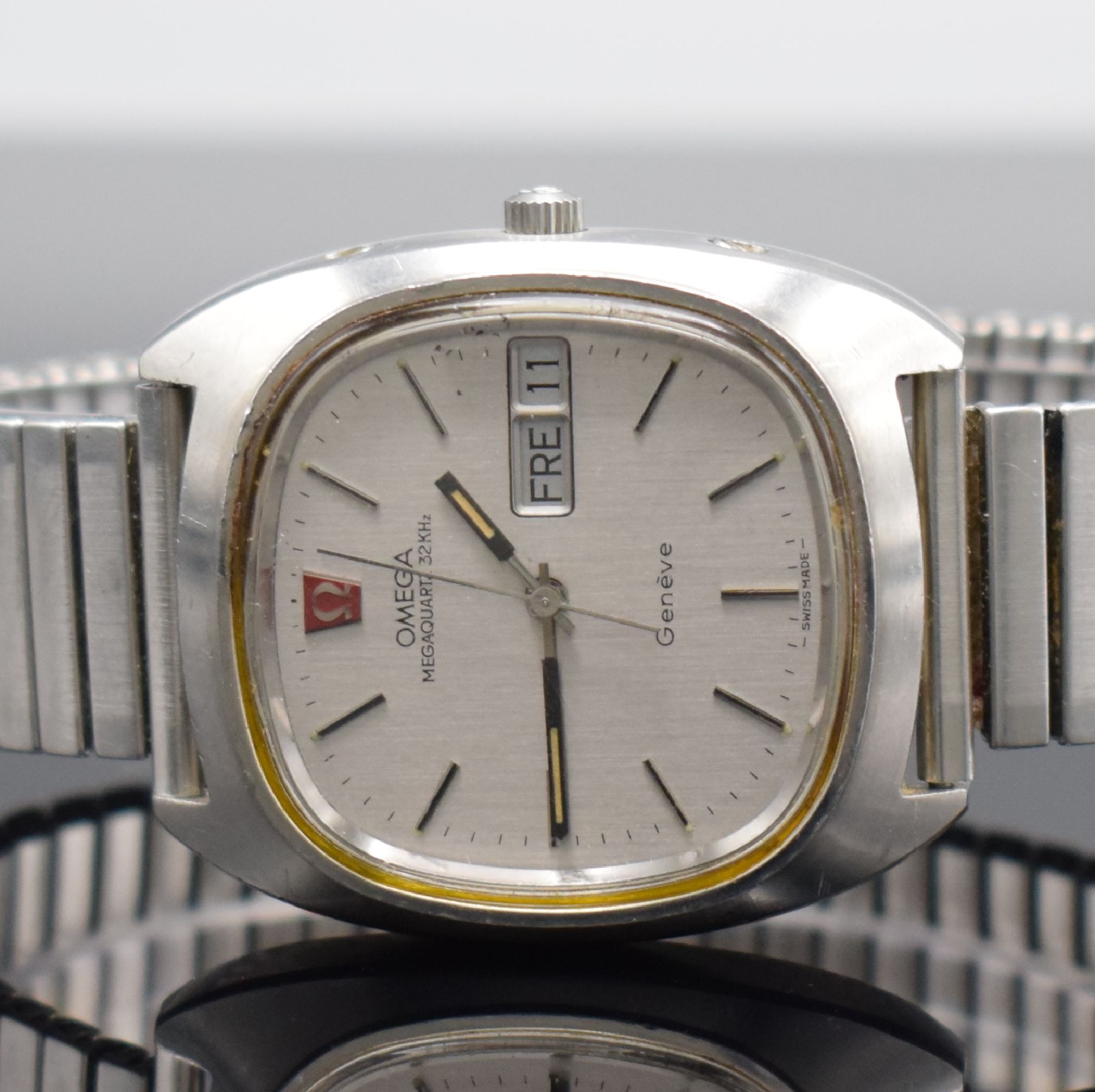 Detail a: OMEGA Megaquartz 32 KHz Geneve Herrenarmbanduhr in Stahl Referenz 196.038, Schweiz um 1974, quarz, massives Gehäuse, Boden geschr., silb. Zifferbl. ...