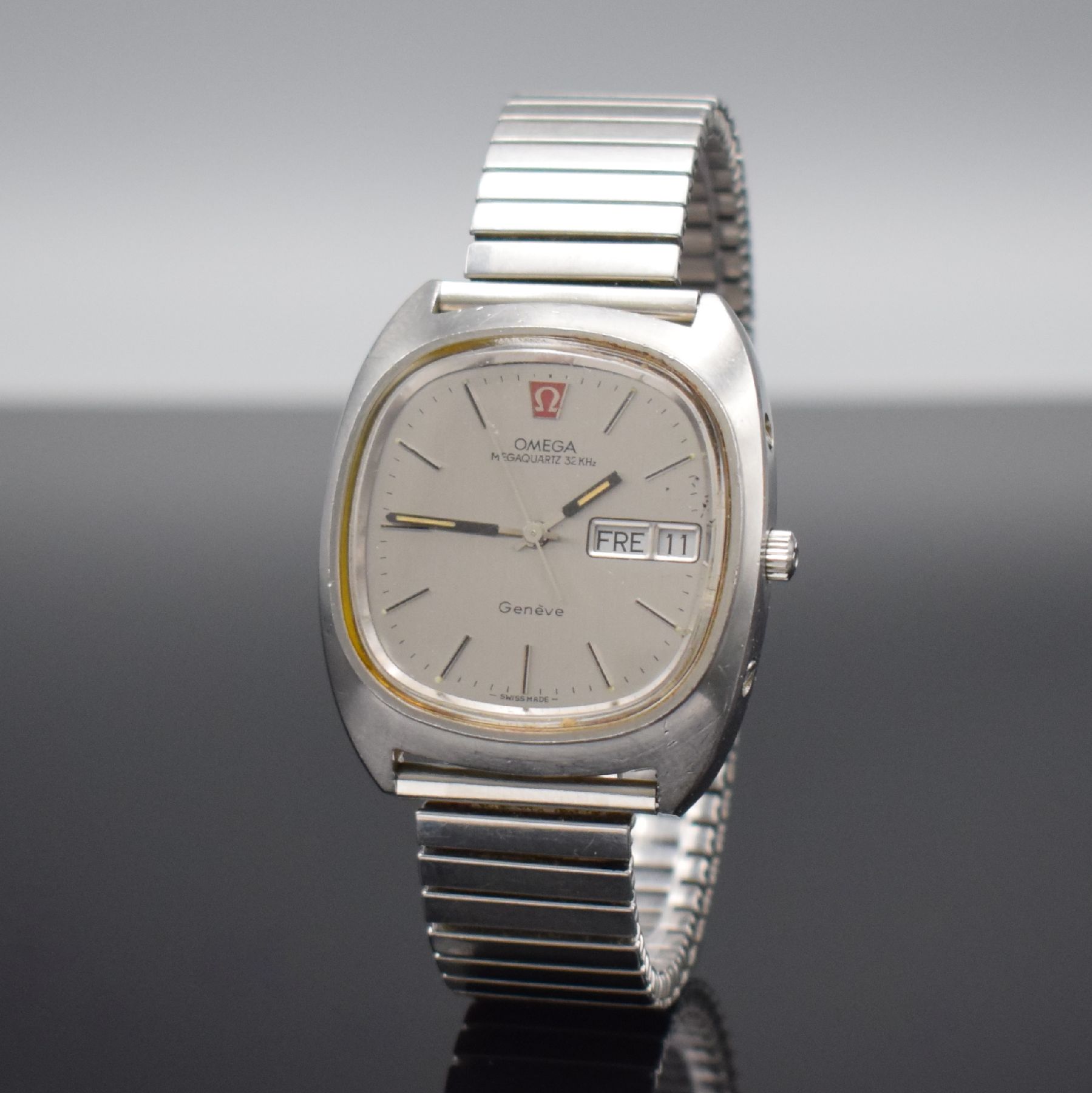 Detail b: OMEGA Megaquartz 32 KHz Geneve Herrenarmbanduhr in Stahl Referenz 196.038, Schweiz um 1974, quarz, massives Gehäuse, Boden geschr., silb. Zifferbl. ...