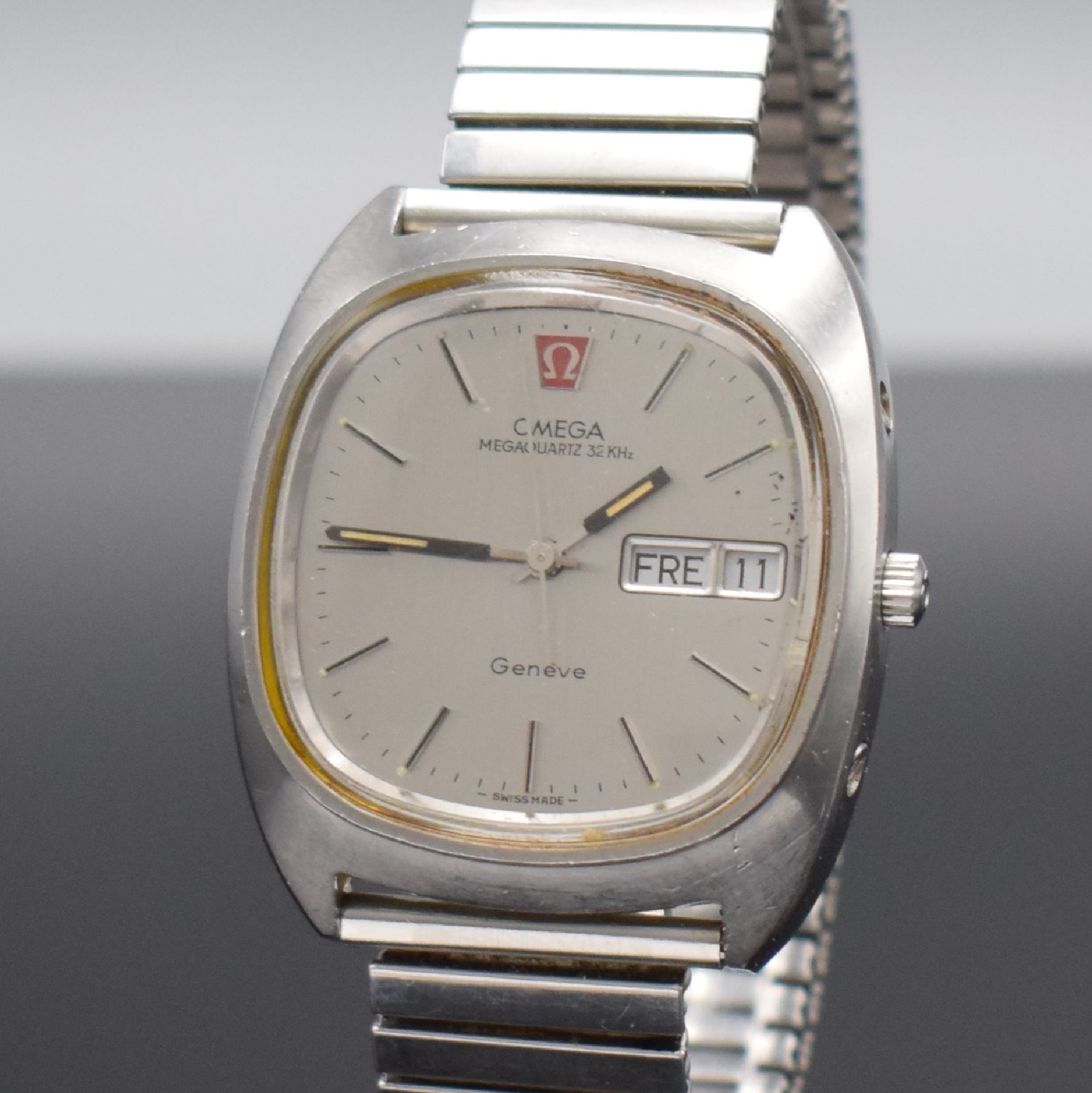 Detail c: OMEGA Megaquartz 32 KHz Geneve Herrenarmbanduhr in Stahl Referenz 196.038, Schweiz um 1974, quarz, massives Gehäuse, Boden geschr., silb. Zifferbl. ...
