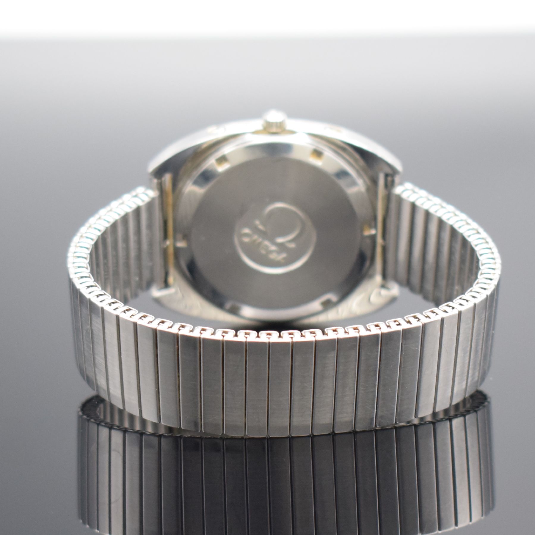 Detail d: OMEGA Megaquartz 32 KHz Geneve Herrenarmbanduhr in Stahl Referenz 196.038, Schweiz um 1974, quarz, massives Gehäuse, Boden geschr., silb. Zifferbl. ...
