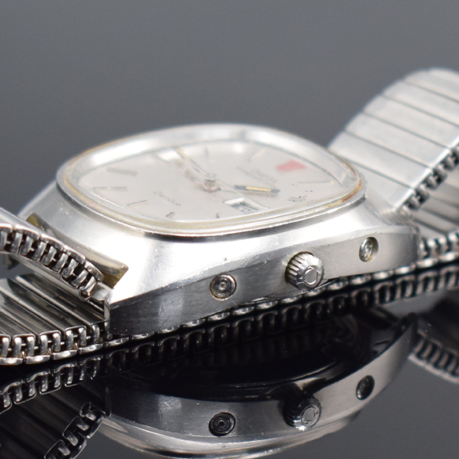 Detail f: OMEGA Megaquartz 32 KHz Geneve Herrenarmbanduhr in Stahl Referenz 196.038, Schweiz um 1974, quarz, massives Gehäuse, Boden geschr., silb. Zifferbl. ...