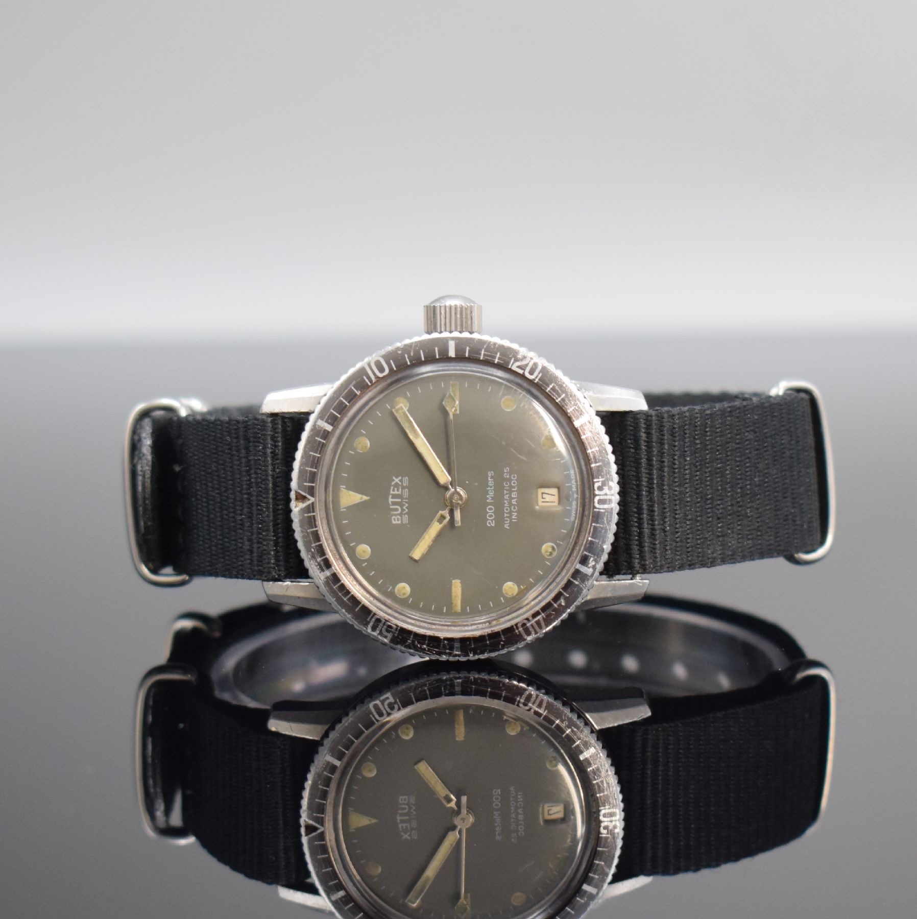 Detail a: BUTEX / BWC Armbanduhr im Taucherdesign in Stahl Referenz 713008, Schweiz um 1965, Automatik, Boden & Krone verschr., Lünette m. 60er Teilung beids. ...