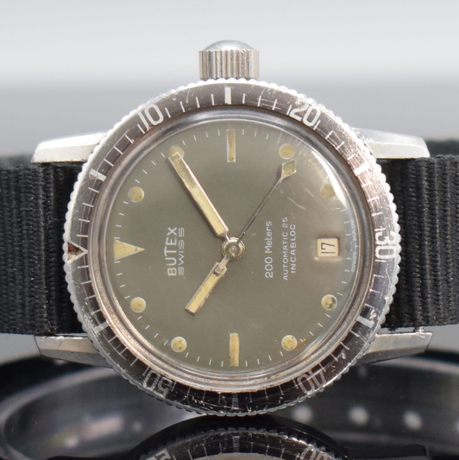 Detail b: BUTEX / BWC Armbanduhr im Taucherdesign in Stahl Referenz 713008, Schweiz um 1965, Automatik, Boden & Krone verschr., Lünette m. 60er Teilung beids. ...