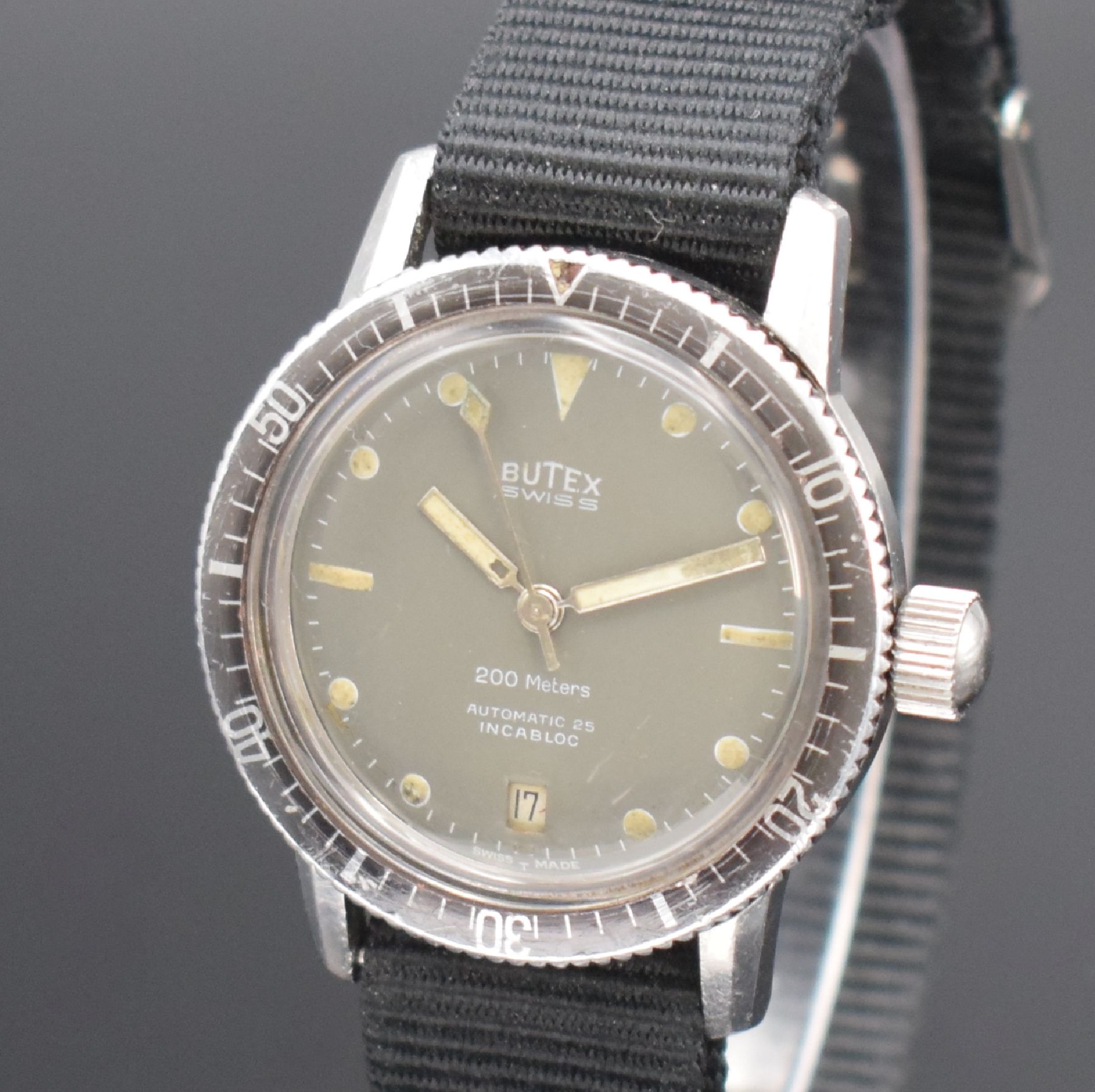 Detail d: BUTEX / BWC Armbanduhr im Taucherdesign in Stahl Referenz 713008, Schweiz um 1965, Automatik, Boden & Krone verschr., Lünette m. 60er Teilung beids. ...