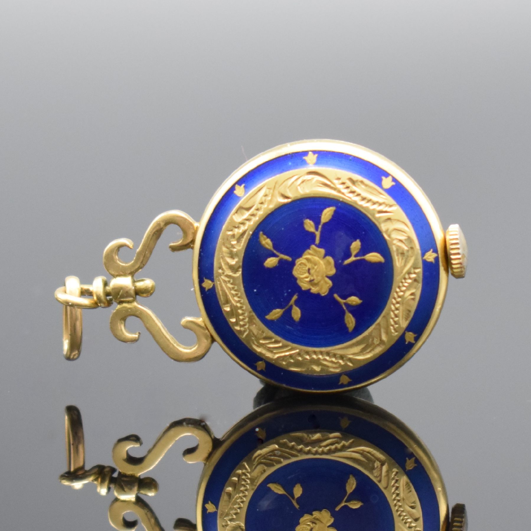 Detail a: PERFEXION emaillierte Anhängeuhr in GG 750/000, Schweiz um 1970, Handaufzug, aufgedr. Boden, Geh. transluzid blau emailliert und floral grav., gold. ...