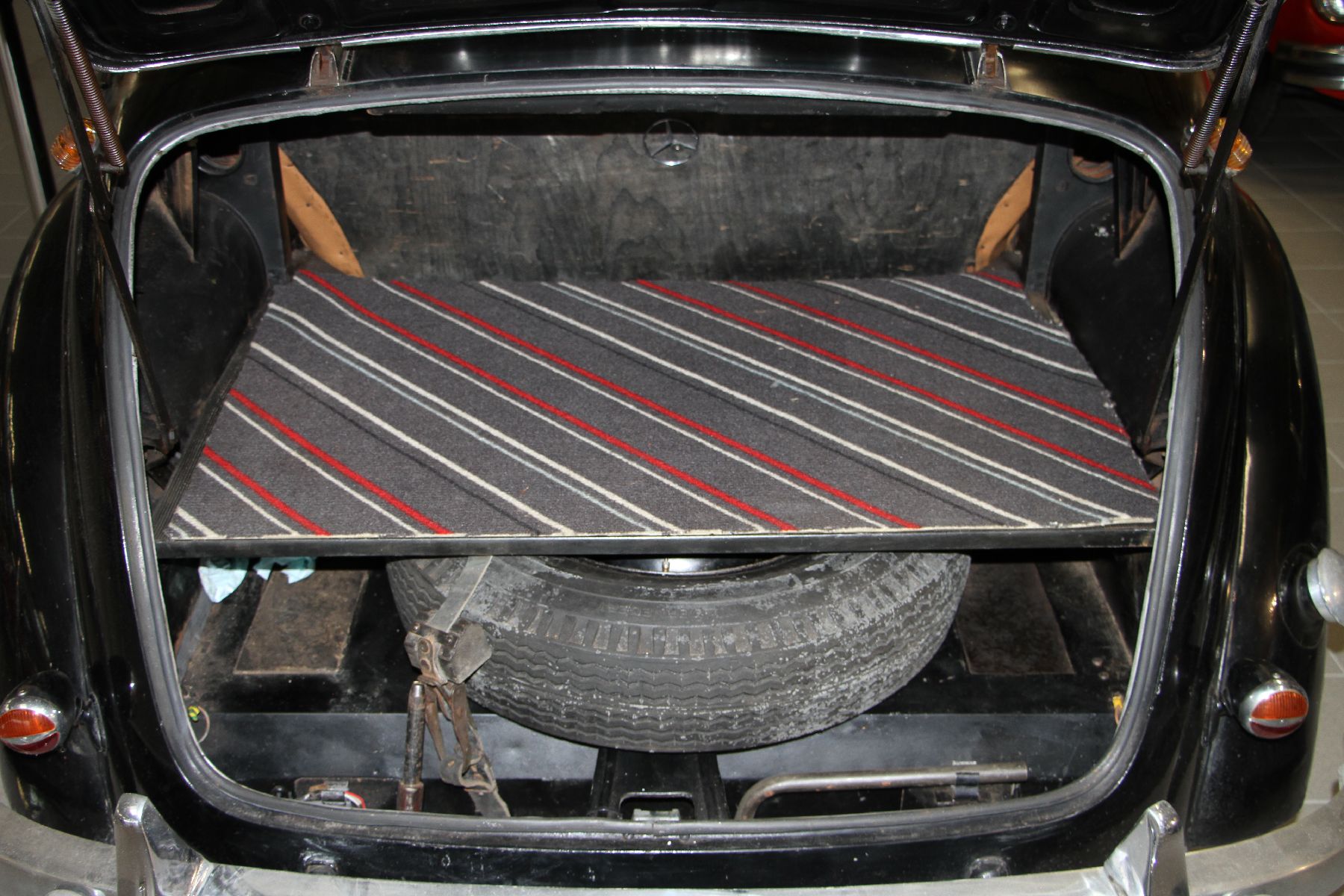 Detail f: Mercedes Benz 170 SD Limousine, EZ 11/1951, Fahrgestellnummer: 1360401039851, 29 kW/39 PS, Schaltgetriebe, schwarz, Innenausstattung braun, nicht ...