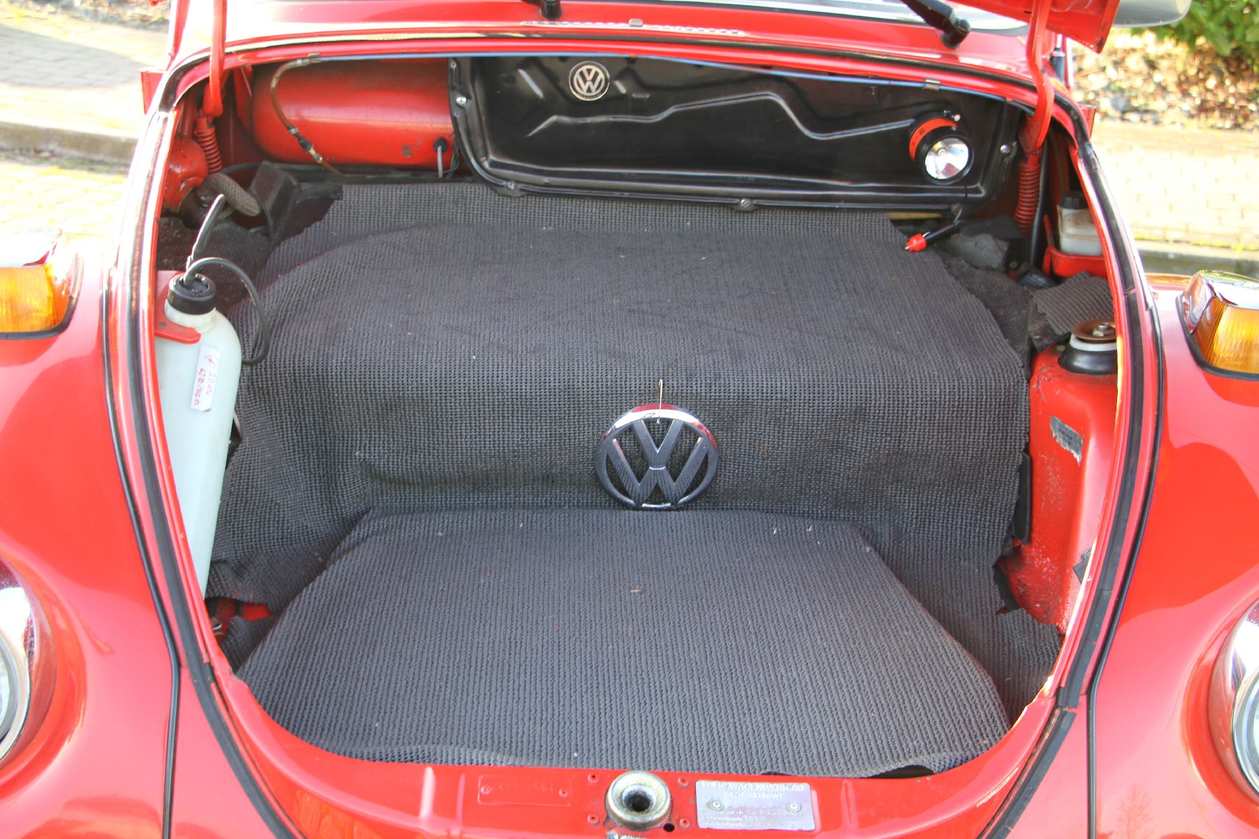 Detail b: Volkswagen VW Cabrio 1303 by Karmann, EZ 05/1980, Fahrgestellnummer: 1592065482, Laufleistung 82.683 km abgelesen, 2011 stillgelegt, deutsche Papiere ...