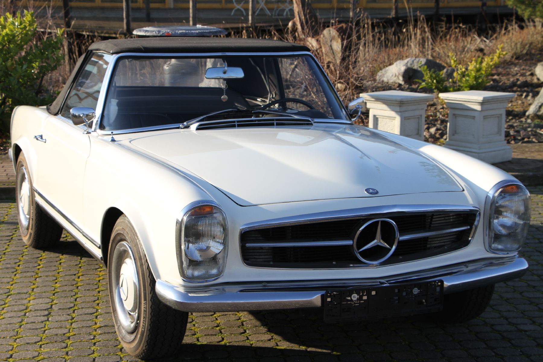 Mercedes Benz 230 SL Pagode, EZ 09/1964, Fahrgestellnummer: 1130421005888, begehrtes 4-Gang-Schaltgetriebe, sehr gut erhaltene Lack- und ...