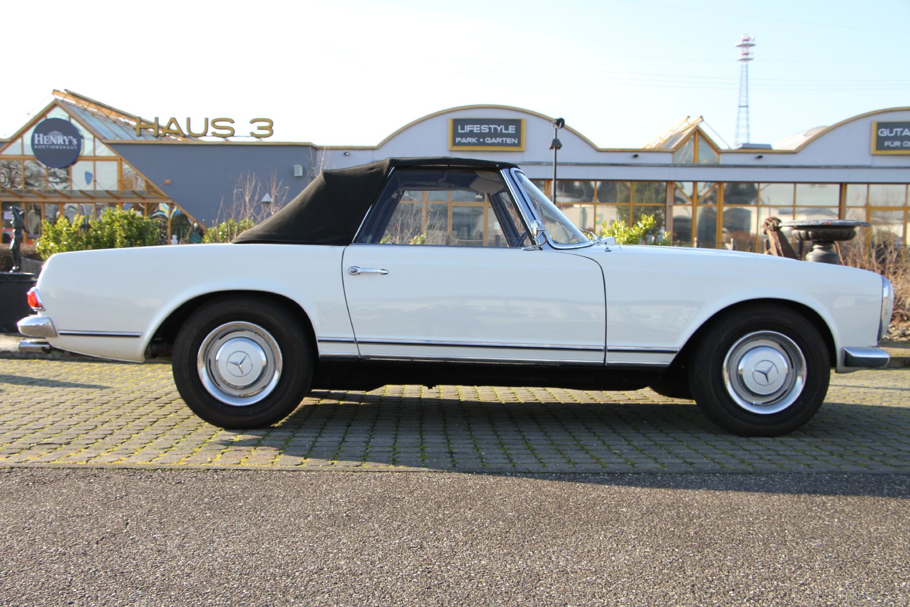 Detail a: Mercedes Benz 230 SL Pagode, EZ 09/1964, Fahrgestellnummer: 1130421005888, begehrtes 4-Gang-Schaltgetriebe, sehr gut erhaltene Lack- und ...