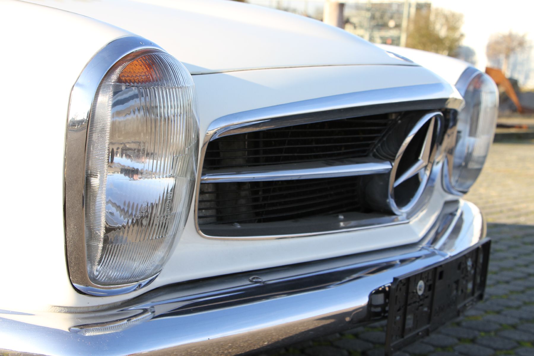 Detail b: Mercedes Benz 230 SL Pagode, EZ 09/1964, Fahrgestellnummer: 1130421005888, begehrtes 4-Gang-Schaltgetriebe, sehr gut erhaltene Lack- und ...