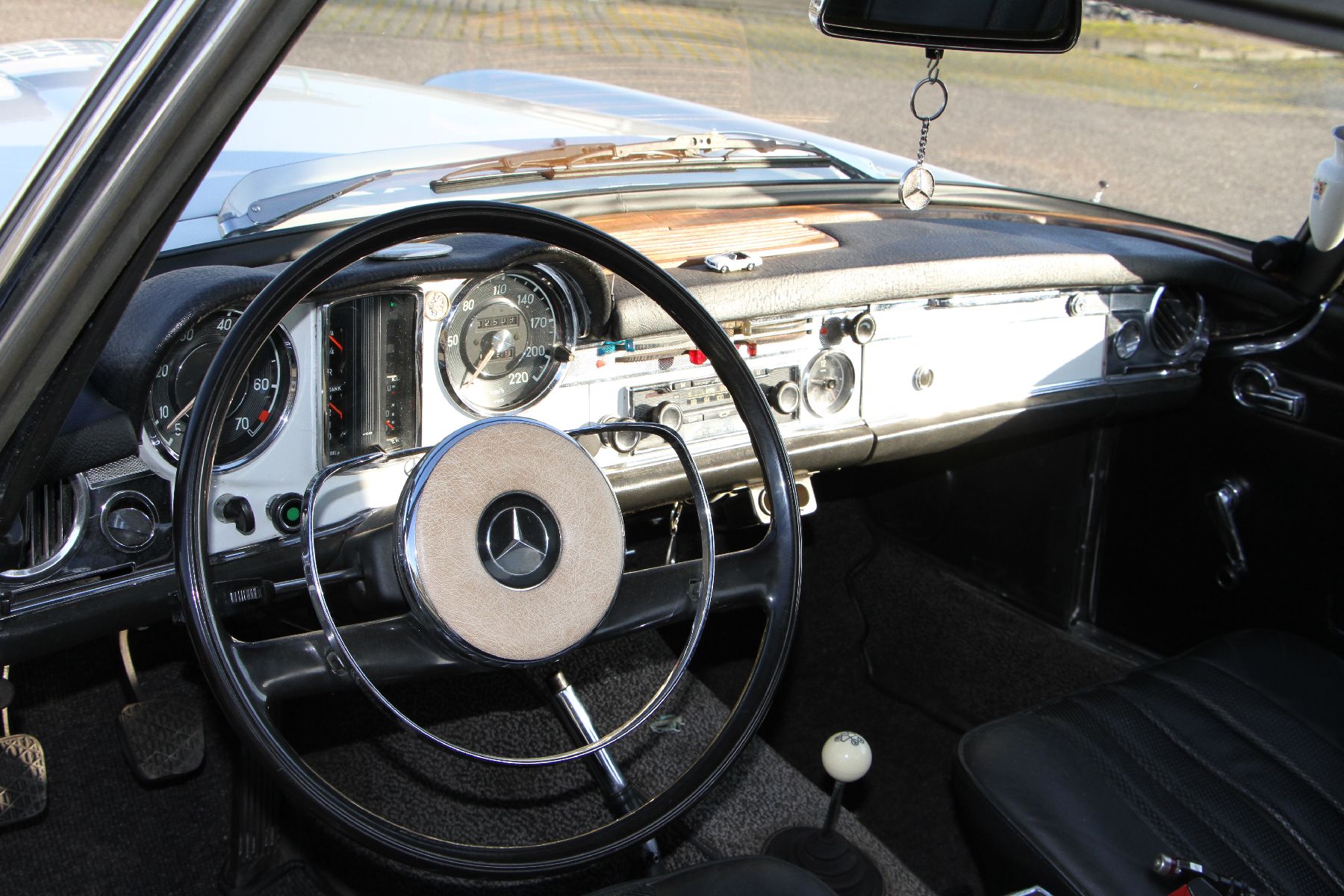 Detail c: Mercedes Benz 230 SL Pagode, EZ 09/1964, Fahrgestellnummer: 1130421005888, begehrtes 4-Gang-Schaltgetriebe, sehr gut erhaltene Lack- und ...