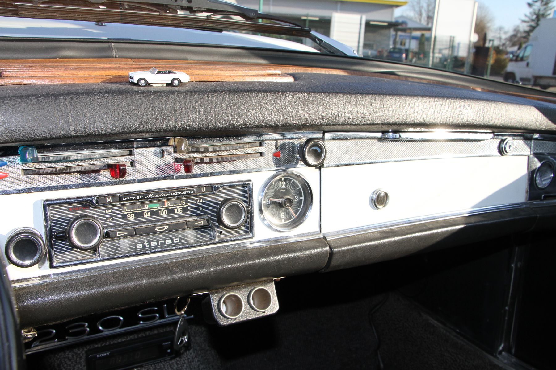 Detail d: Mercedes Benz 230 SL Pagode, EZ 09/1964, Fahrgestellnummer: 1130421005888, begehrtes 4-Gang-Schaltgetriebe, sehr gut erhaltene Lack- und ...