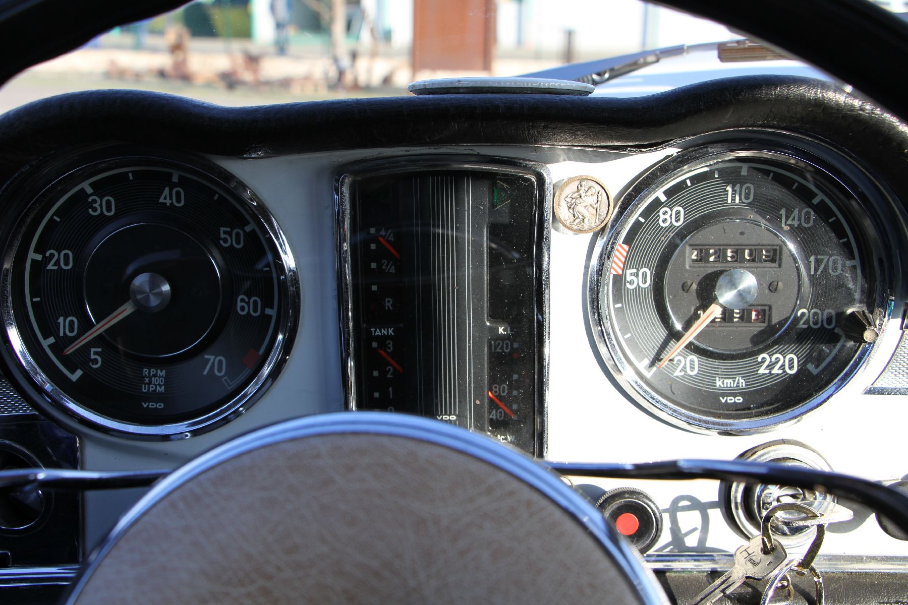 Detail e: Mercedes Benz 230 SL Pagode, EZ 09/1964, Fahrgestellnummer: 1130421005888, begehrtes 4-Gang-Schaltgetriebe, sehr gut erhaltene Lack- und ...
