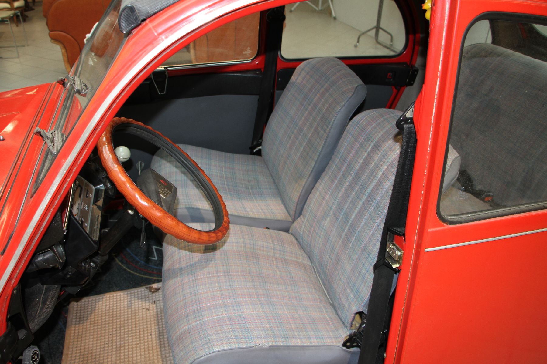 Detail b: Citroen 2 CV6 CLUB, EZ 06/1986, Fahrgestellnummer: VF7AZKA00KA169053, Laufleistung 16.500 km abgelesen, entwerteter Ersatz-Brief ausgestellt am ...