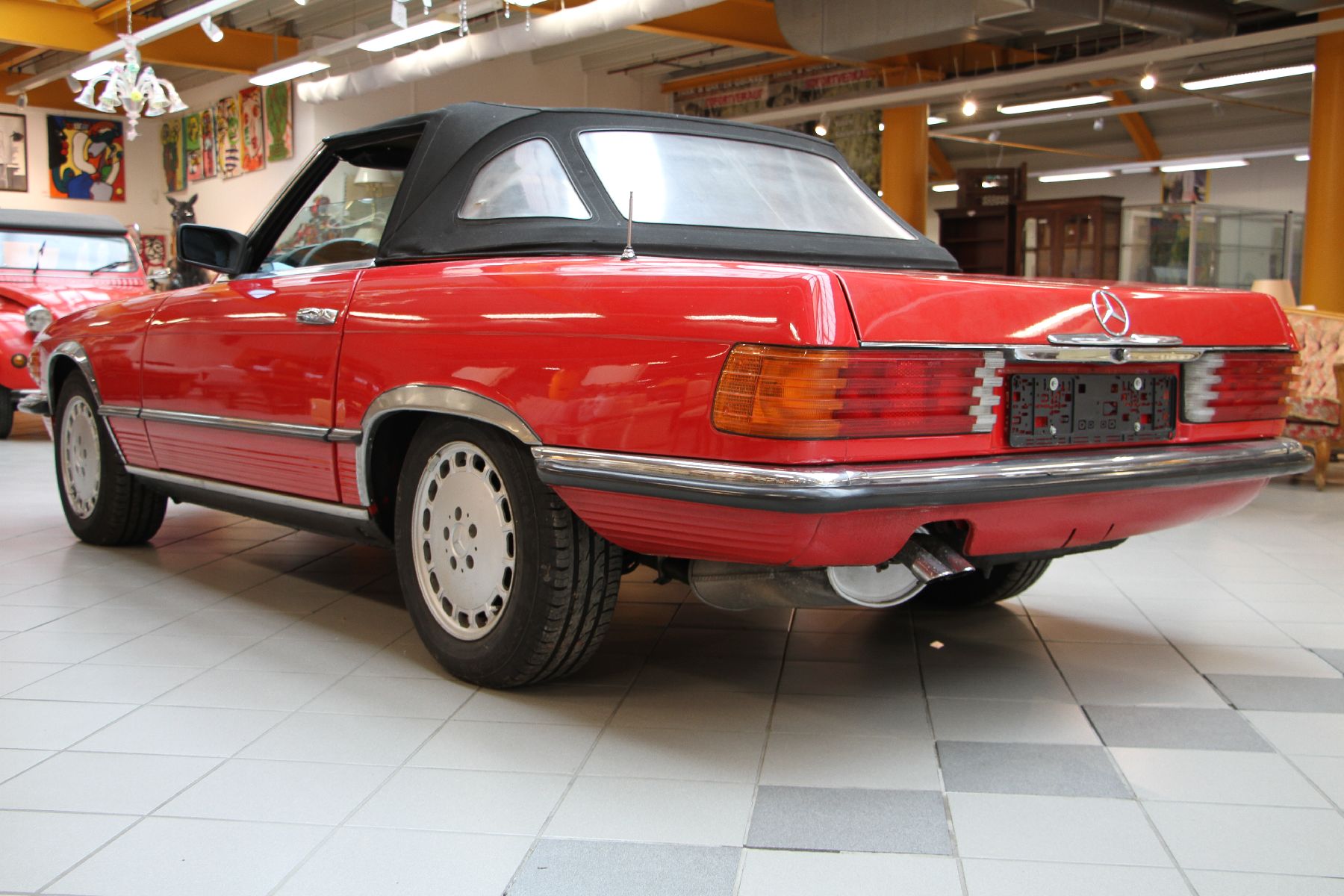 Detail a: Mercedes Benz 280 SL, EZ 12/1980, WDB10704212009773, Automatikgetriebe, rote Lackierung auf Kundenwunsch (ehemals weiß), 2013 stillgelegt, ...
