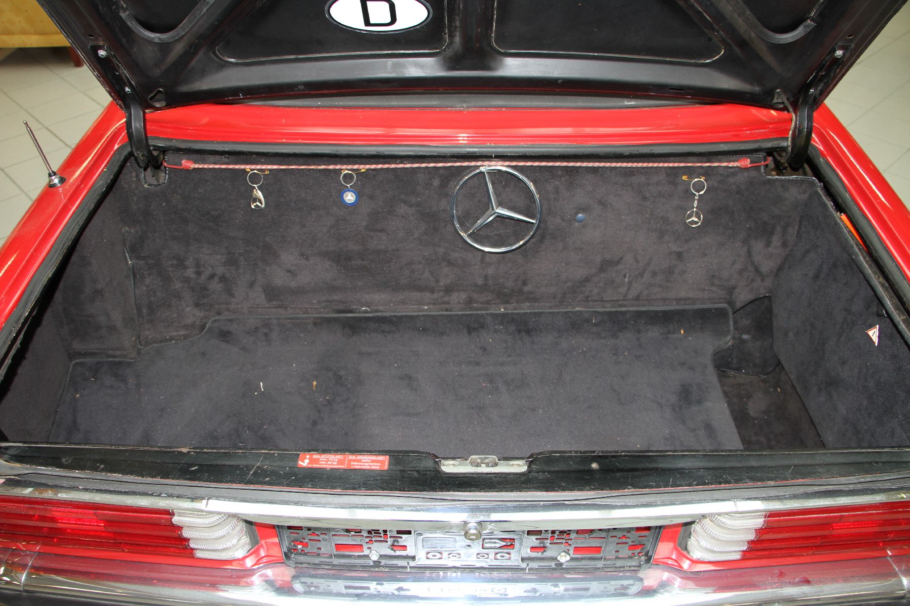 Detail b: Mercedes Benz 280 SL, EZ 12/1980, WDB10704212009773, Automatikgetriebe, rote Lackierung auf Kundenwunsch (ehemals weiß), 2013 stillgelegt, ...