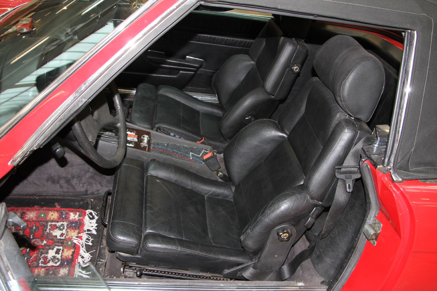Detail c: Mercedes Benz 280 SL, EZ 12/1980, WDB10704212009773, Automatikgetriebe, rote Lackierung auf Kundenwunsch (ehemals weiß), 2013 stillgelegt, ...