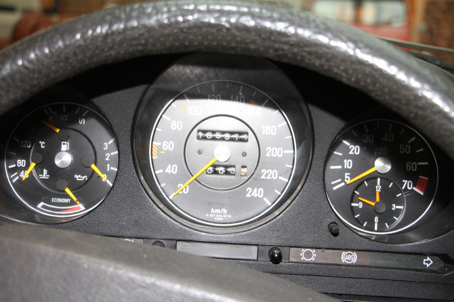 Detail d: Mercedes Benz 280 SL, EZ 12/1980, WDB10704212009773, Automatikgetriebe, rote Lackierung auf Kundenwunsch (ehemals weiß), 2013 stillgelegt, ...