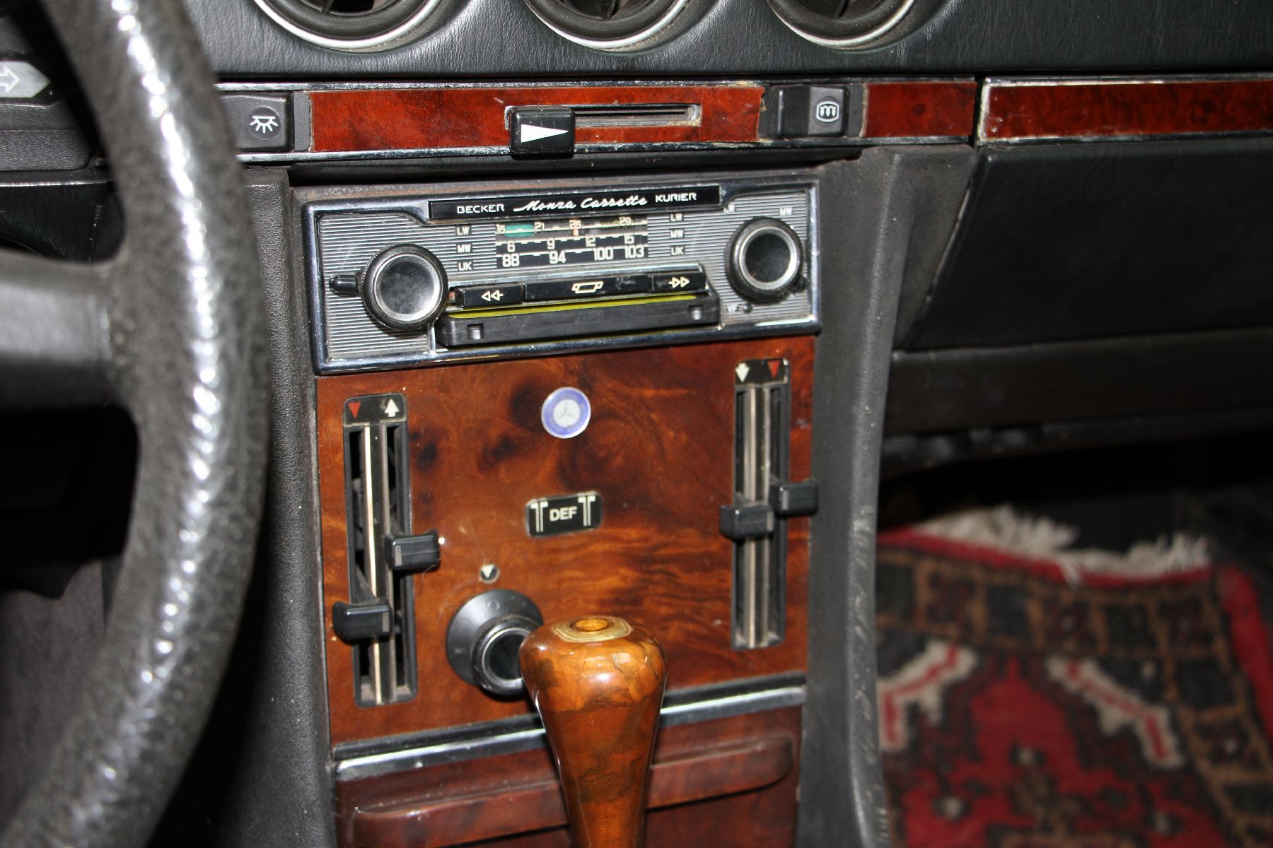 Detail e: Mercedes Benz 280 SL, EZ 12/1980, WDB10704212009773, Automatikgetriebe, rote Lackierung auf Kundenwunsch (ehemals weiß), 2013 stillgelegt, ...