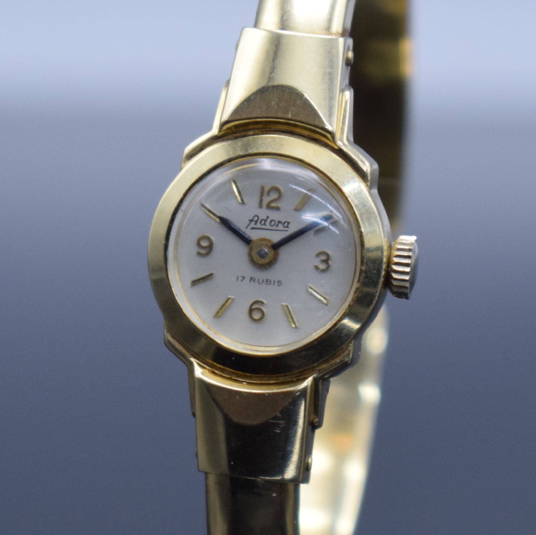 Detail c: Damenspangenuhr signiert ADORA in GG 585/000, Schweiz um 1960, quarz, Boden aufgedr., Quarzwerk später auf Kundenwunsch, silb. Zifferbl. m. gold. ...