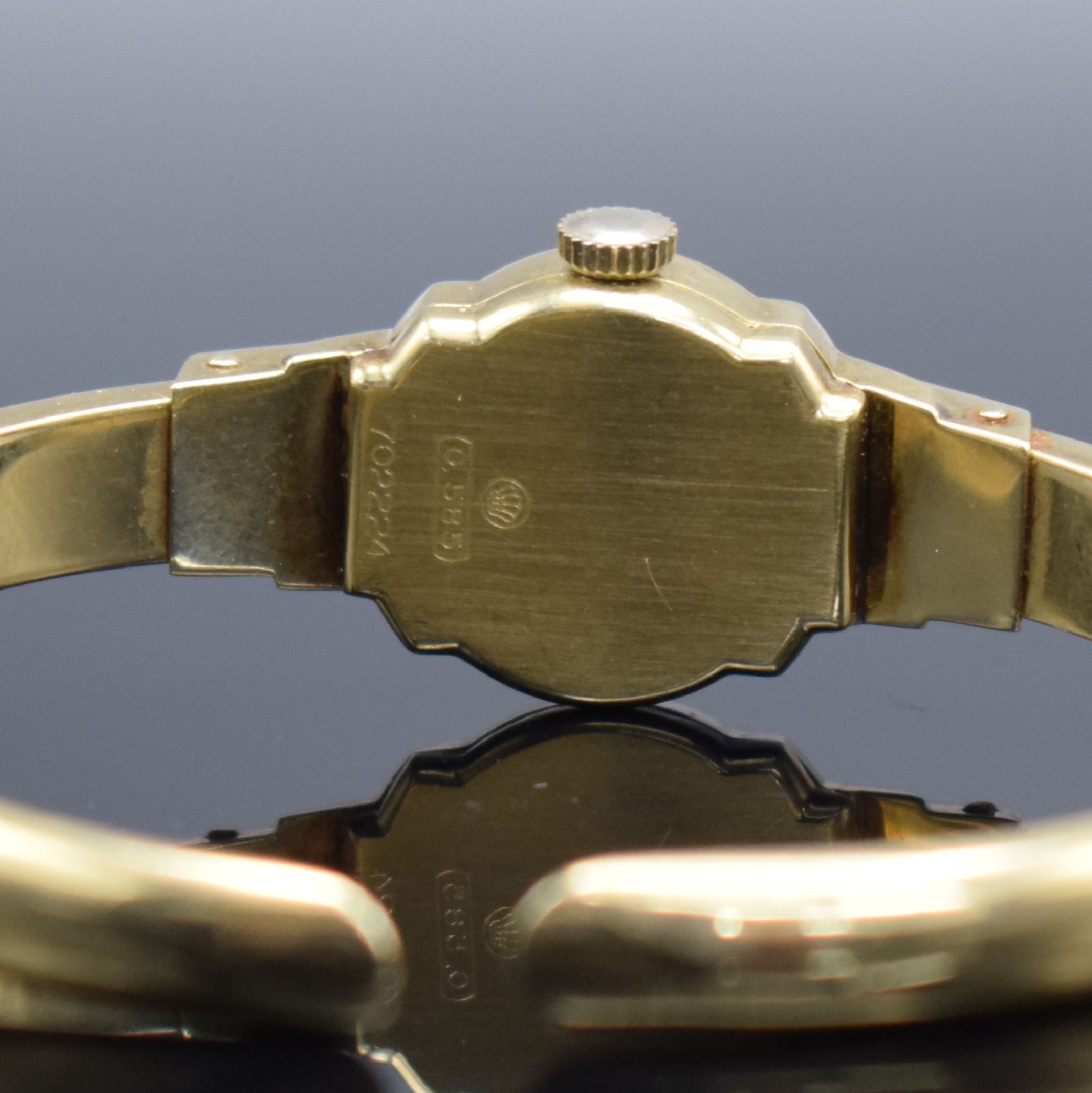 Detail e: Damenspangenuhr signiert ADORA in GG 585/000, Schweiz um 1960, quarz, Boden aufgedr., Quarzwerk später auf Kundenwunsch, silb. Zifferbl. m. gold. ...