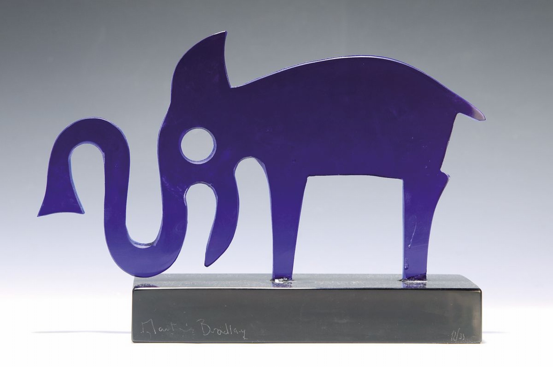 Martin Bradley, geb. 1931 London, Glasskulptur, ornamental stilisierte Darstellung eines Elefanten, transluzid dunkelblaues Glas, an den Füssen neu ...
