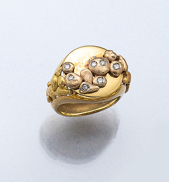 18 kt Gold Designerring mit Diamanten, GG/WG/RG 750/000, abstrakte Tricolor-Gold- applikationen mit 7 Diamanten zus. ca. 0.07 ct Weiß/si, total ca. ...