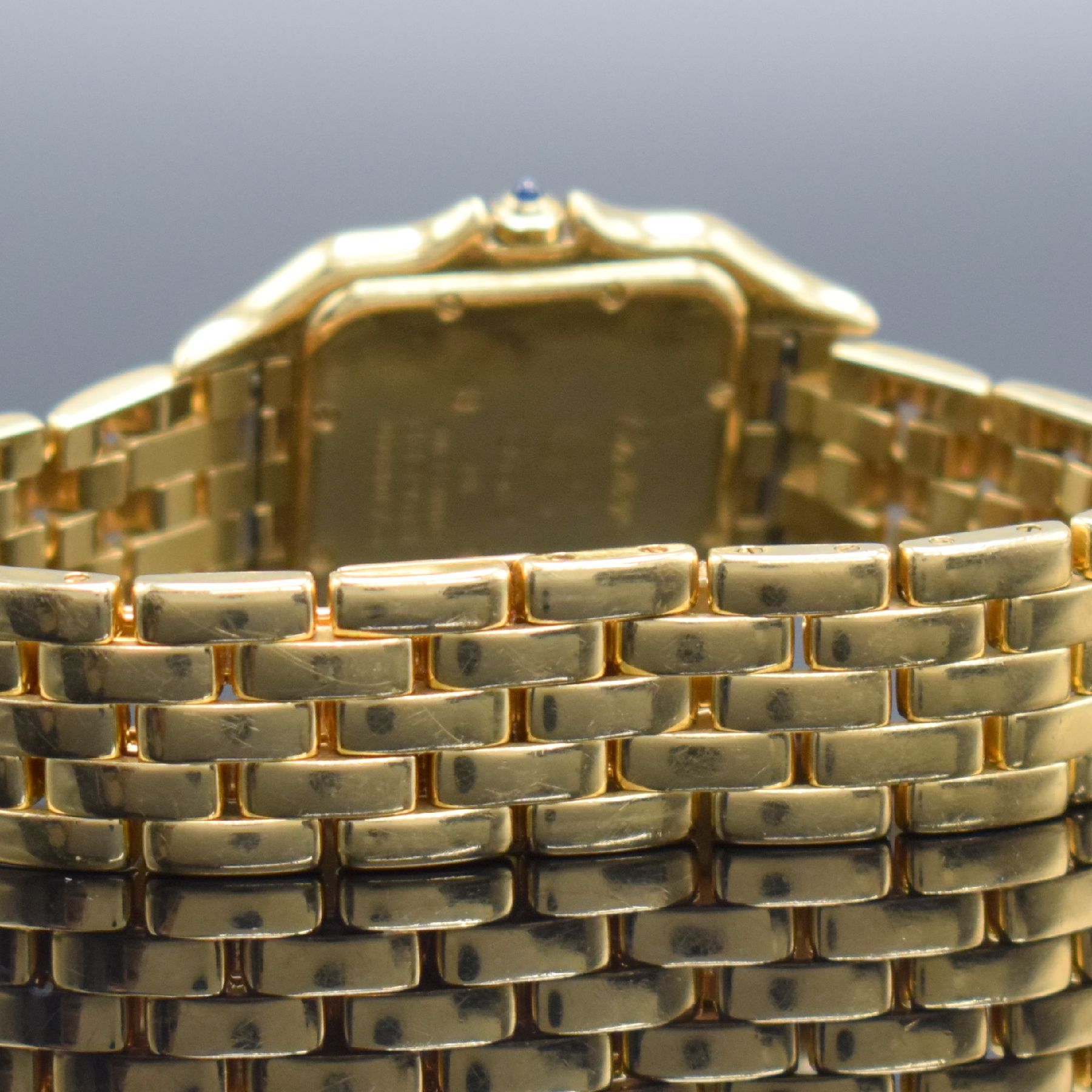Detail e: CARTIER Panthere Armbanduhr in GG 750/000 mit GG 750/000 Band, Schweiz um 1990, quarz, 2 -teil. Geh., Boden m. Monogramm 8-fach verschr., Gliederband ...