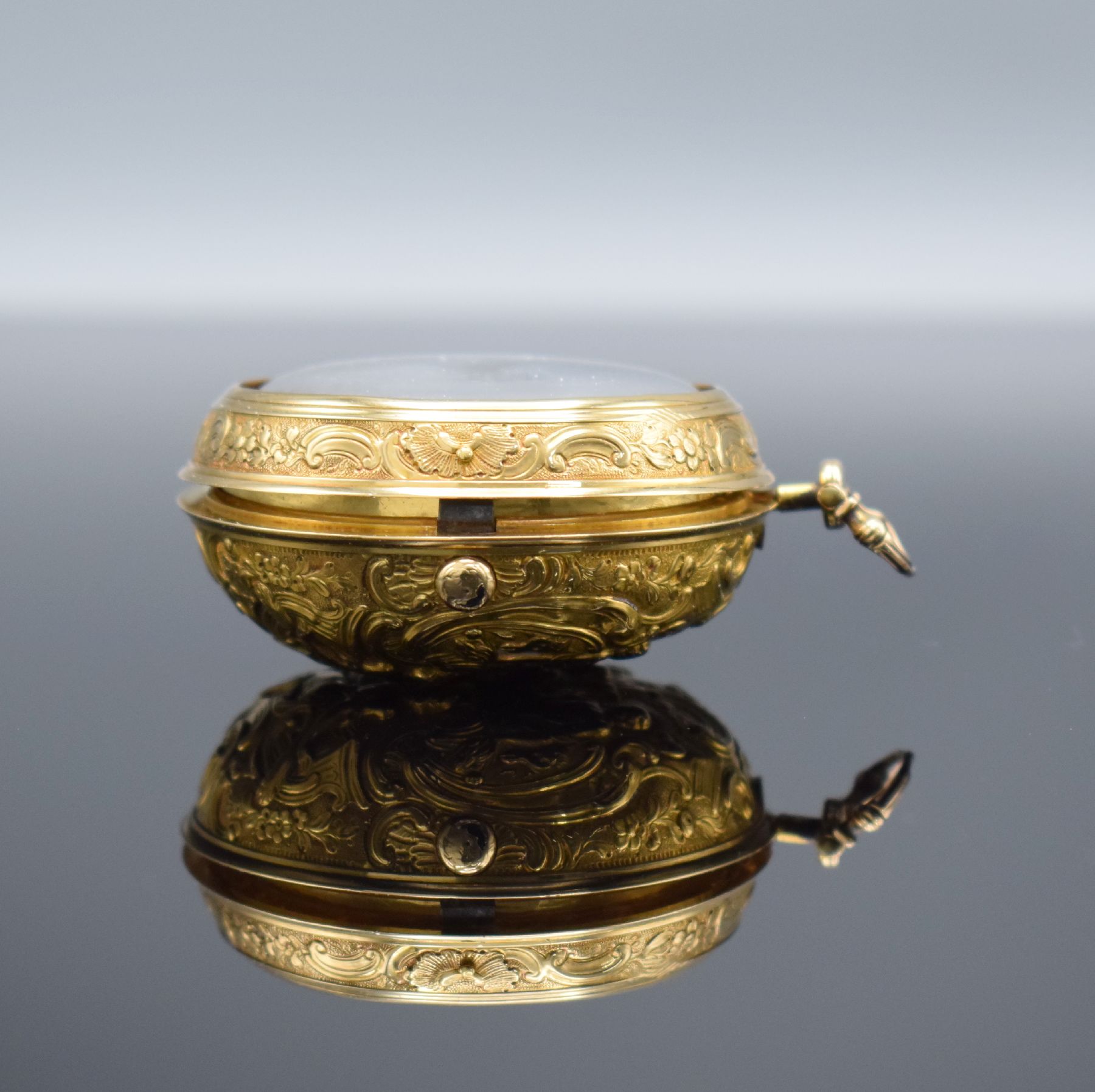 Detail d: Ja. SMITH London Repoussé-Spindeltaschenuhr in GG 750/000 Nr. 4800, London um 1770, glattes Innengeh. dell./rep., Geh.-Drücker fehlt/zu ers., ...