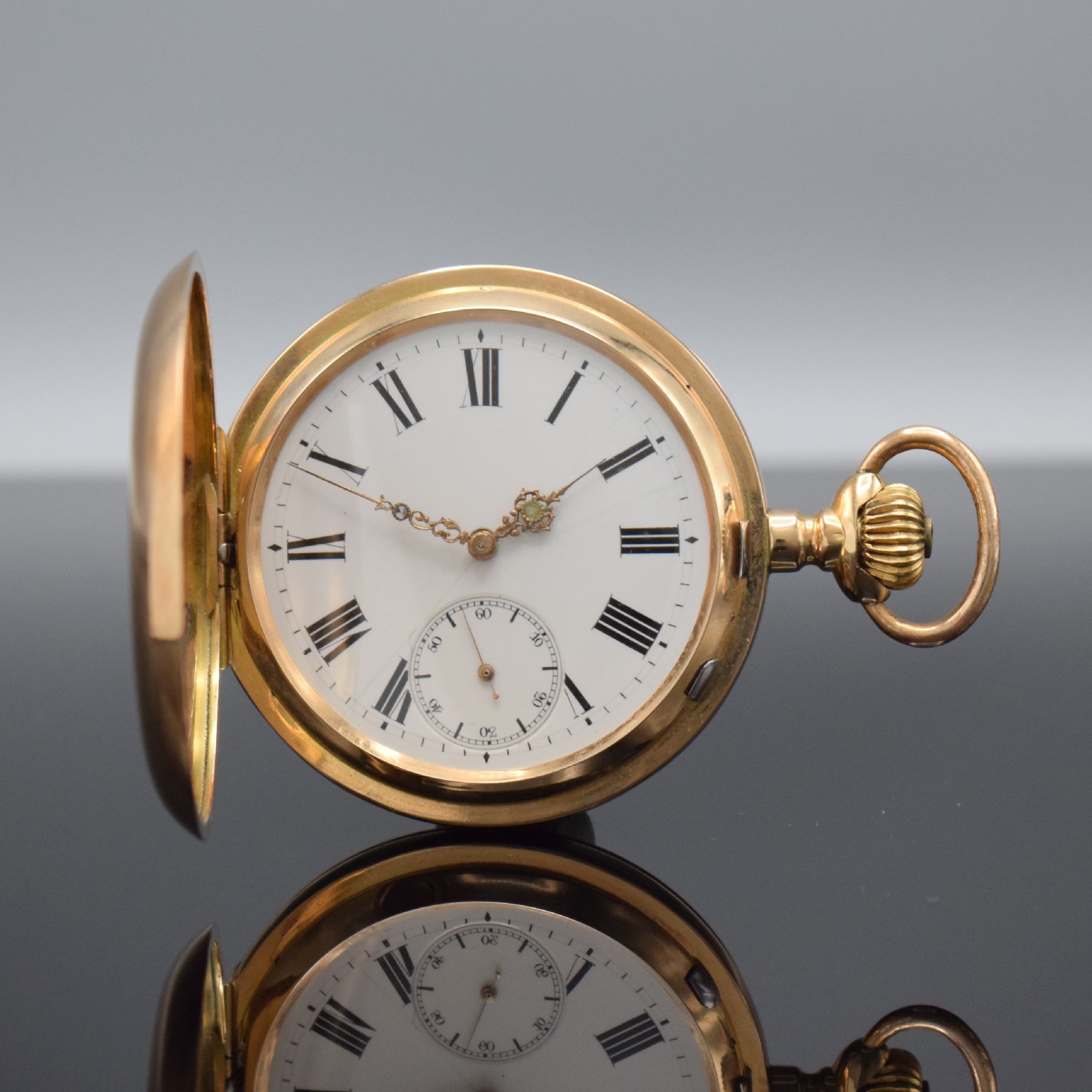 Savonette Herrentaschenuhr in RoseG 585/000, Schweiz um 1900, 3-Deckel Goldgeh., Boden & Sprungdeckel guill./ber., Monogrammsp. frei, Emailzifferbl. ...
