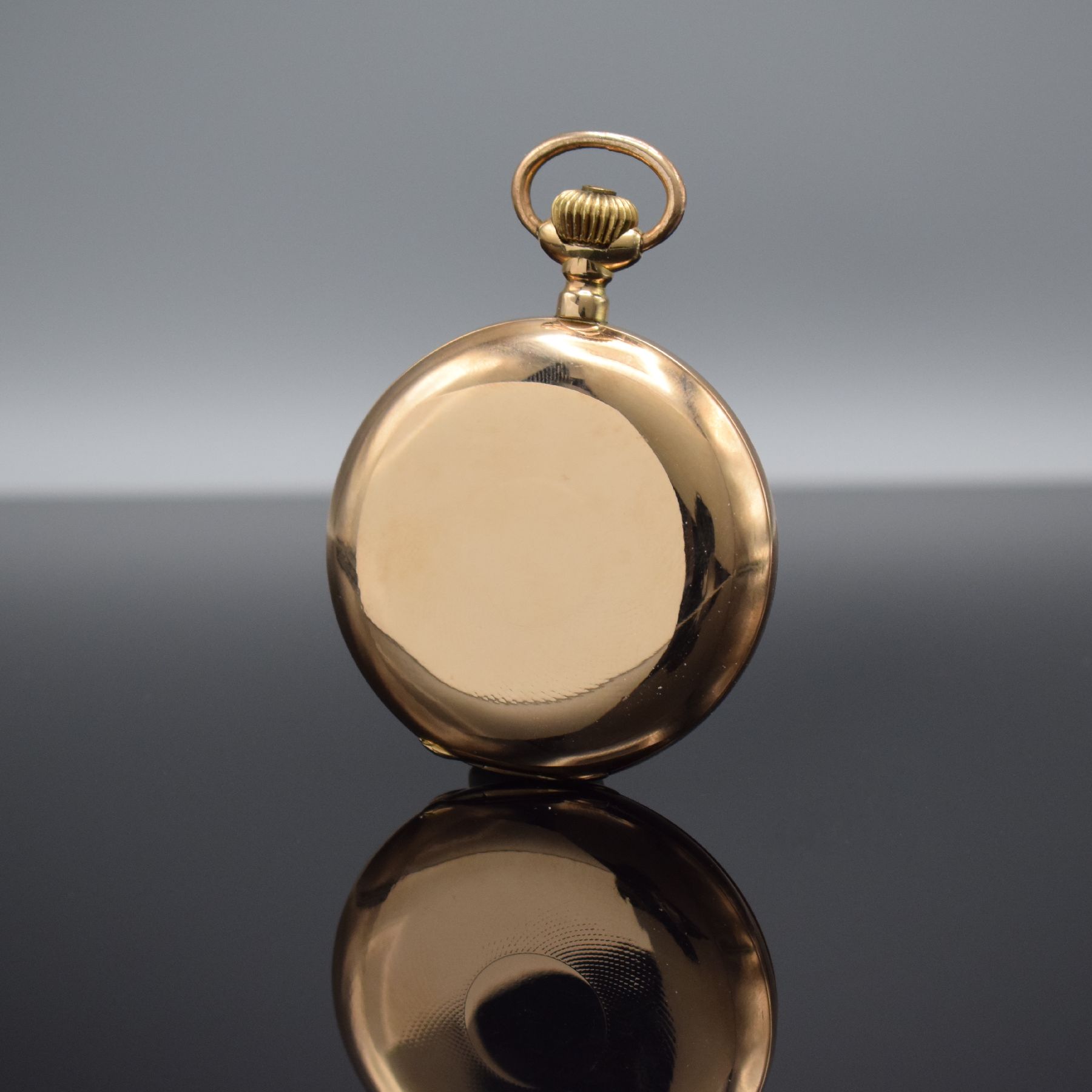 Detail a: Savonette Herrentaschenuhr in RoseG 585/000, Schweiz um 1900, 3-Deckel Goldgeh., Boden & Sprungdeckel guill./ber., Monogrammsp. frei, Emailzifferbl. ...