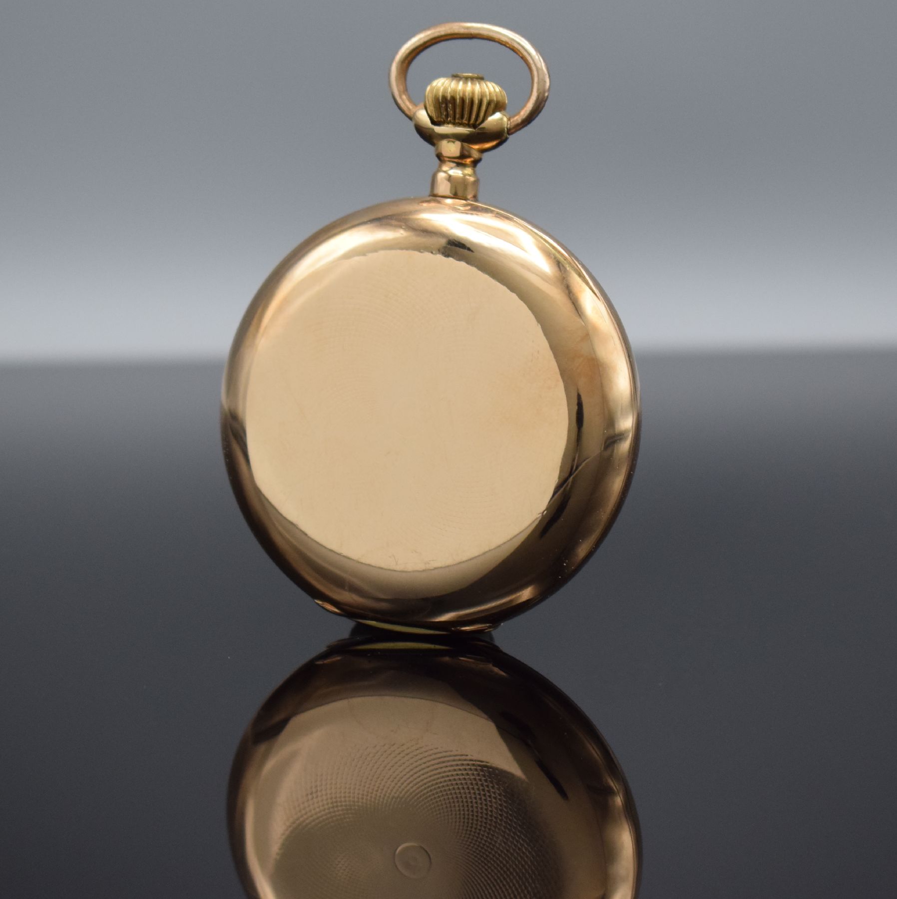 Detail b: Savonette Herrentaschenuhr in RoseG 585/000, Schweiz um 1900, 3-Deckel Goldgeh., Boden & Sprungdeckel guill./ber., Monogrammsp. frei, Emailzifferbl. ...