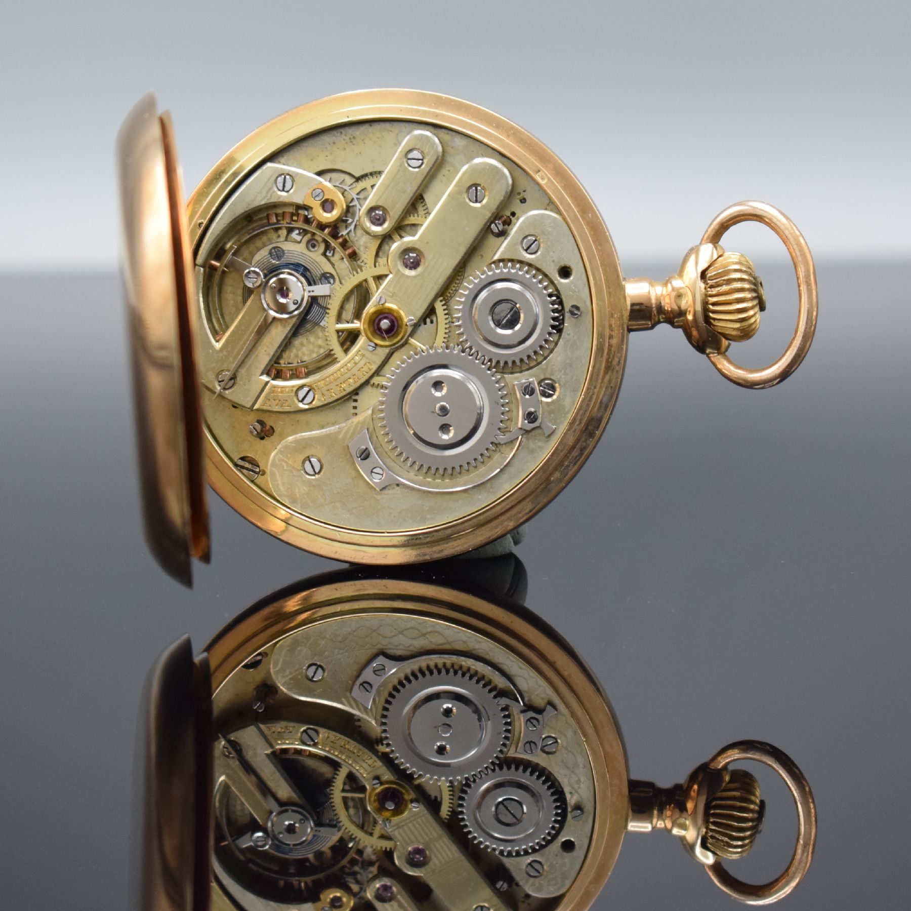 Detail e: Savonette Herrentaschenuhr in RoseG 585/000, Schweiz um 1900, 3-Deckel Goldgeh., Boden & Sprungdeckel guill./ber., Monogrammsp. frei, Emailzifferbl. ...