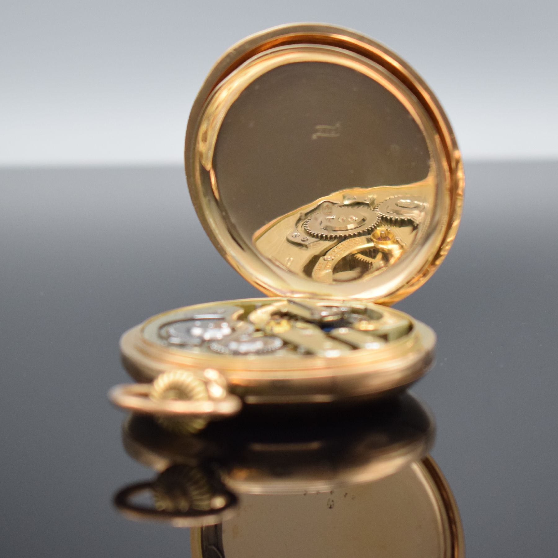 Detail g: Savonette Herrentaschenuhr in RoseG 585/000, Schweiz um 1900, 3-Deckel Goldgeh., Boden & Sprungdeckel guill./ber., Monogrammsp. frei, Emailzifferbl. ...