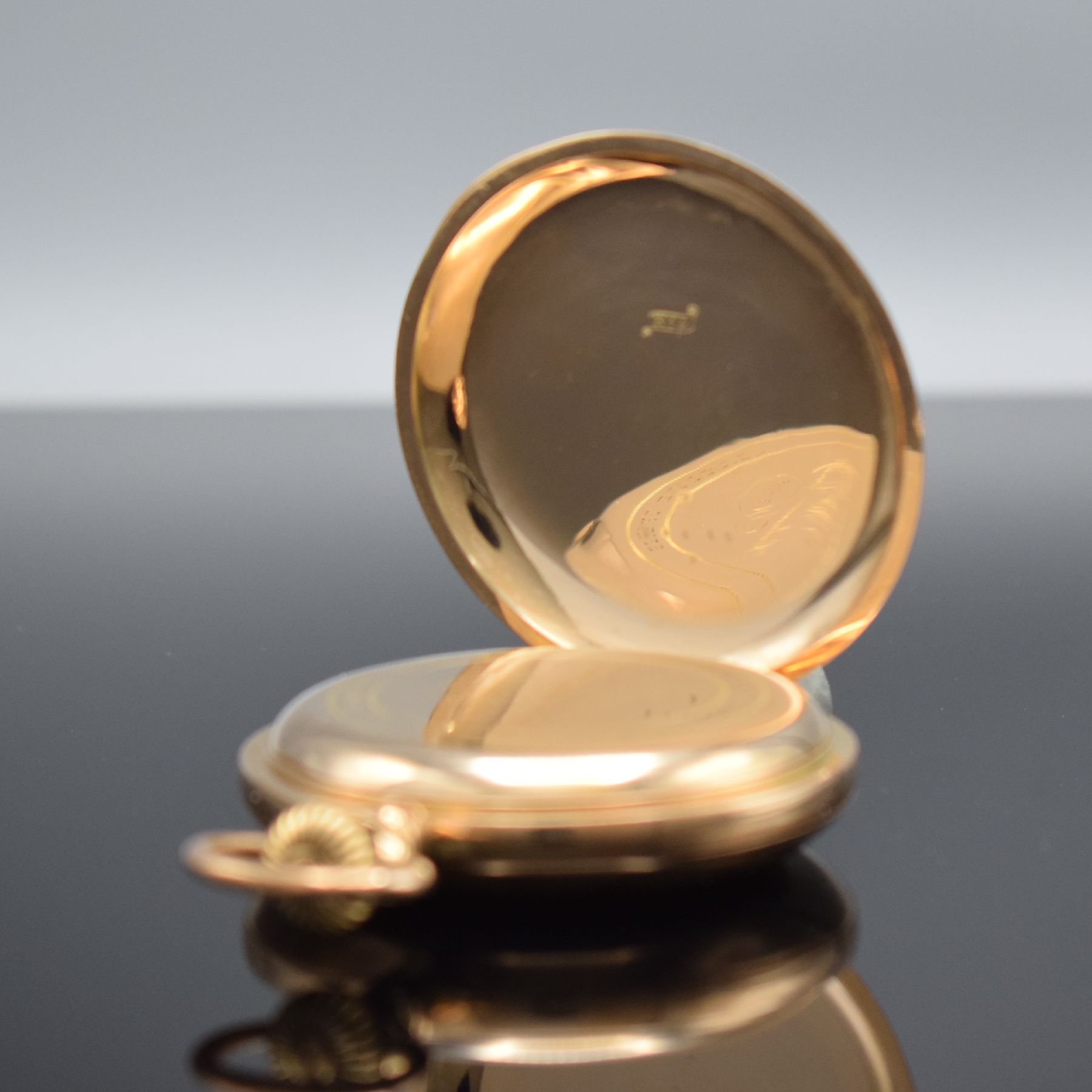 Detail h: Savonette Herrentaschenuhr in RoseG 585/000, Schweiz um 1900, 3-Deckel Goldgeh., Boden & Sprungdeckel guill./ber., Monogrammsp. frei, Emailzifferbl. ...