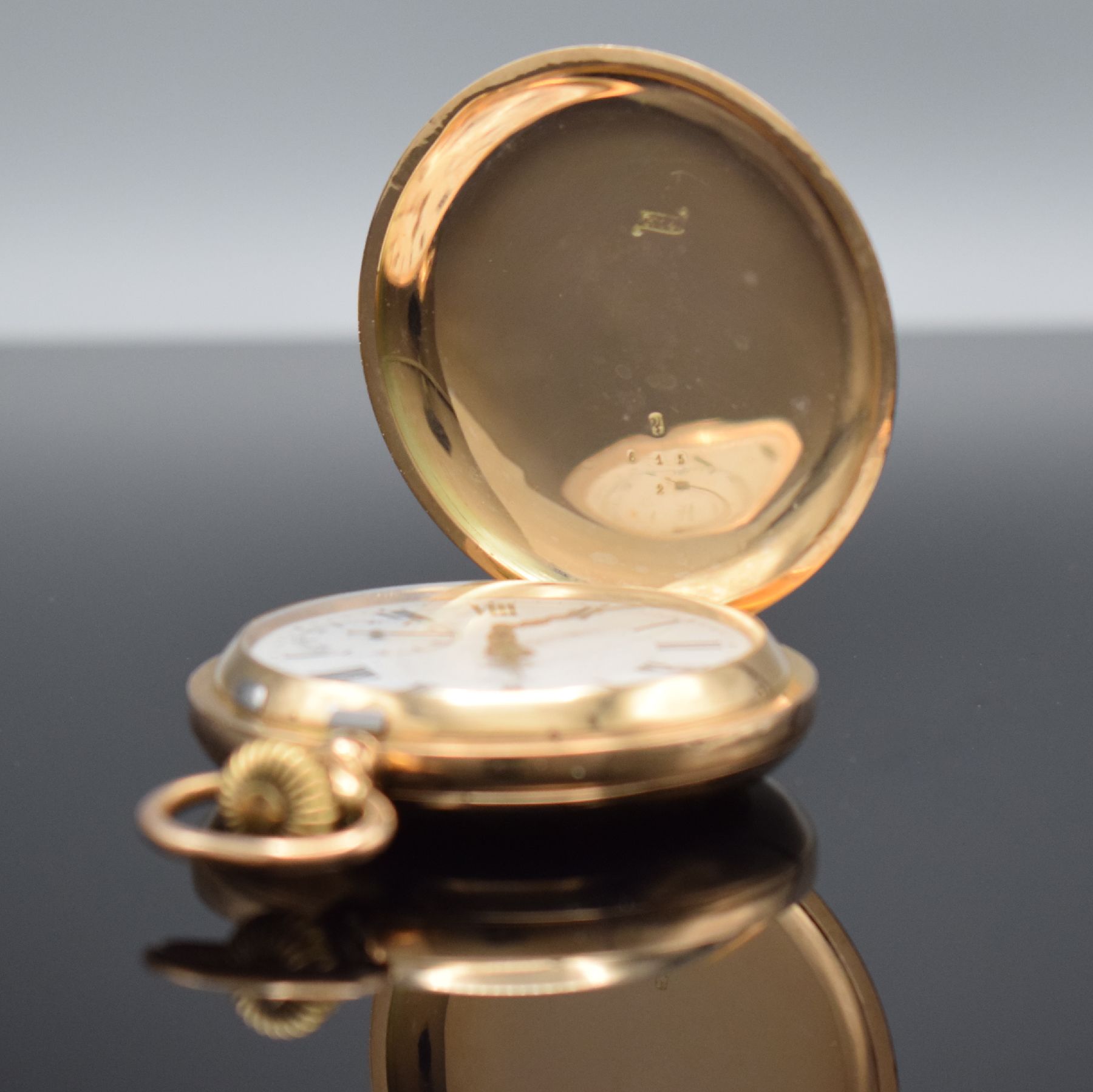Detail i: Savonette Herrentaschenuhr in RoseG 585/000, Schweiz um 1900, 3-Deckel Goldgeh., Boden & Sprungdeckel guill./ber., Monogrammsp. frei, Emailzifferbl. ...