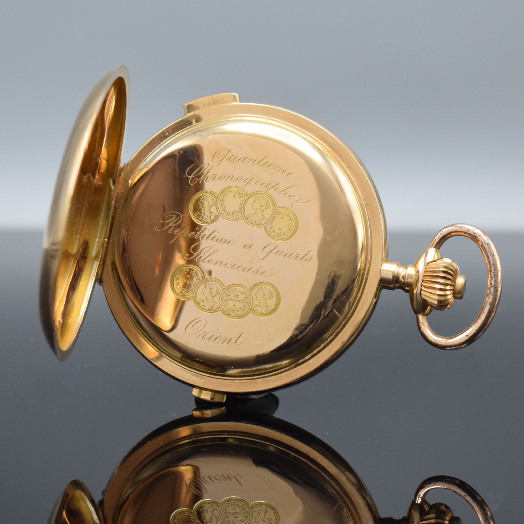 Detail e: Astronomische Savonette Herrentaschenuhr mit 1/4-Stunden-Repetition & Vollkalender in RG 750/000, Schweiz um 1900, glattes 3-Deckel Goldgehäuse ...