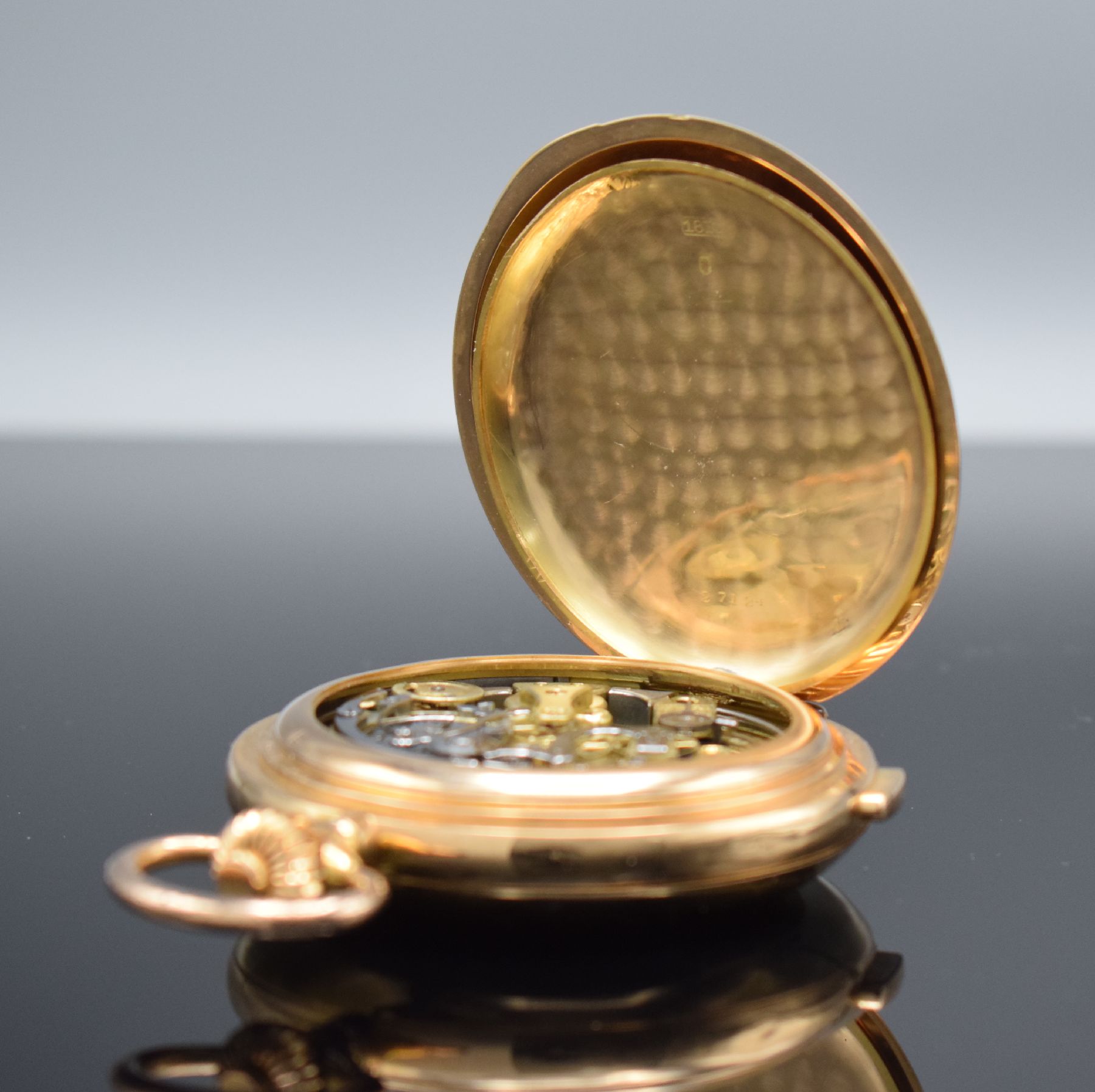 Detail i: Astronomische Savonette Herrentaschenuhr mit 1/4-Stunden-Repetition & Vollkalender in RG 750/000, Schweiz um 1900, glattes 3-Deckel Goldgehäuse ...