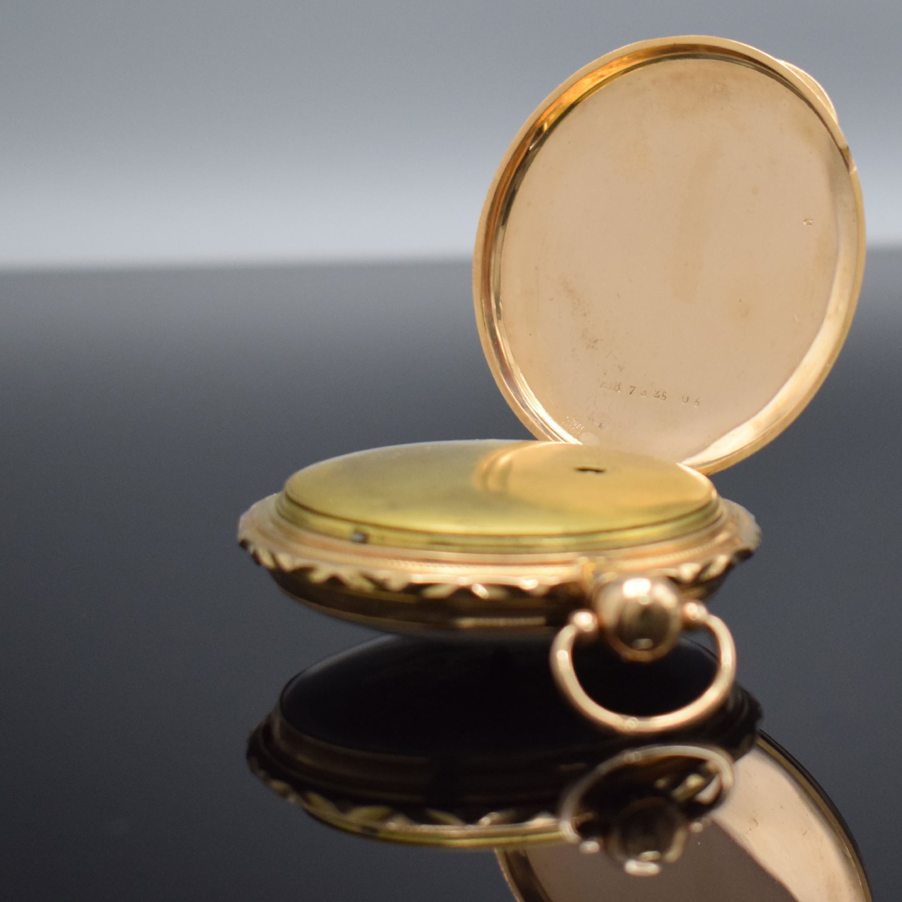 Detail d: Große Taschenuhr mit 1/4-Stundenrepetition auf 3 Tonfedern in RG 750/000, Schweiz um 1820, Schlüsselaufzug, sehr schön erhaltenes Geh., rücks. ...