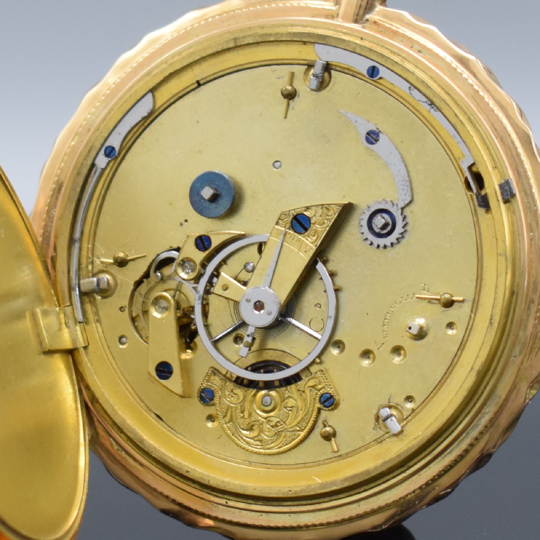 Detail f: Große Taschenuhr mit 1/4-Stundenrepetition auf 3 Tonfedern in RG 750/000, Schweiz um 1820, Schlüsselaufzug, sehr schön erhaltenes Geh., rücks. ...