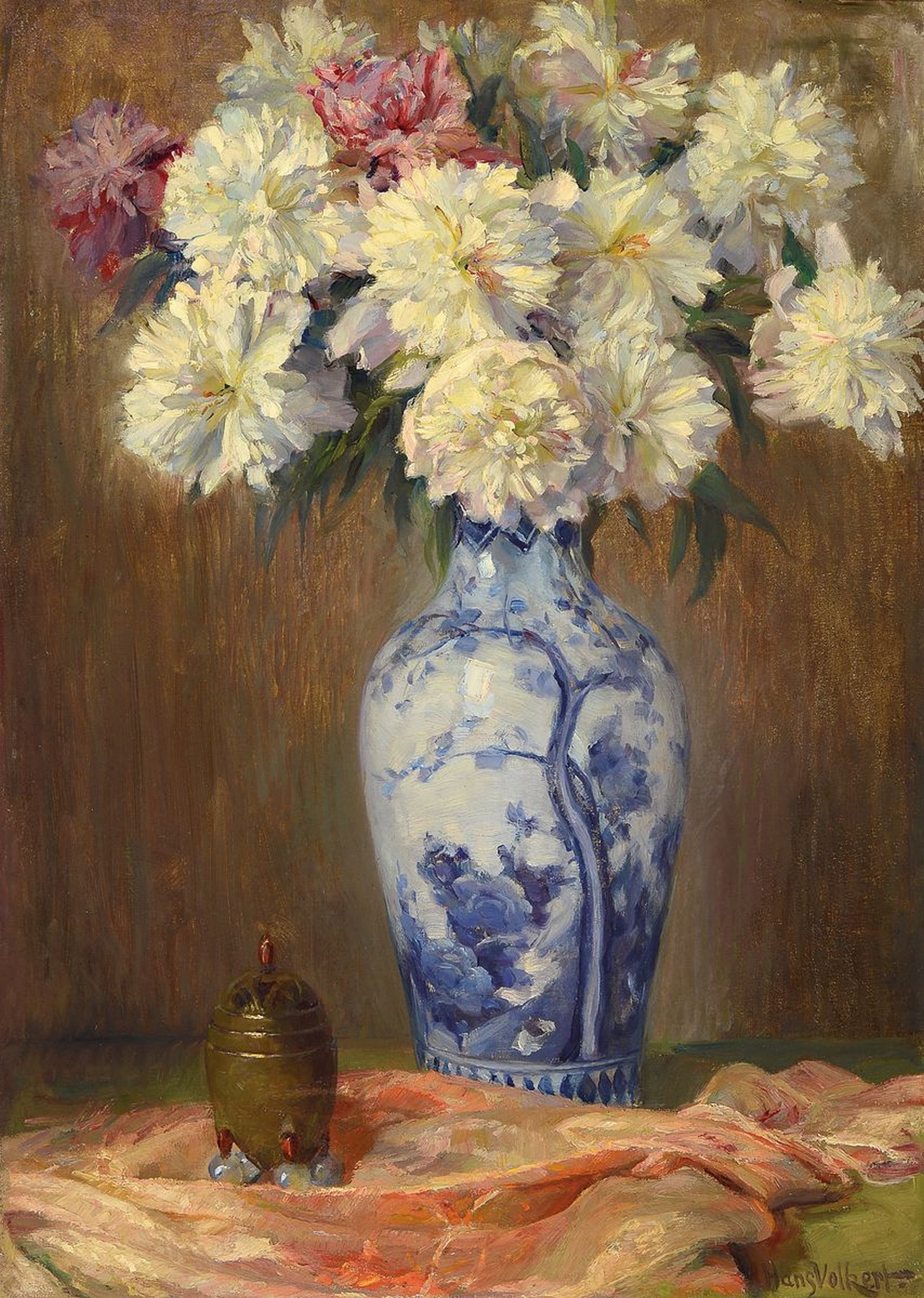 Hans Volkert, geb. 1878 in Erlangen, Studium an der Akademie München, hier: Stillleben mit weißen Chrysanthemen in chinesischer Vase, Öl/Lwd, ...