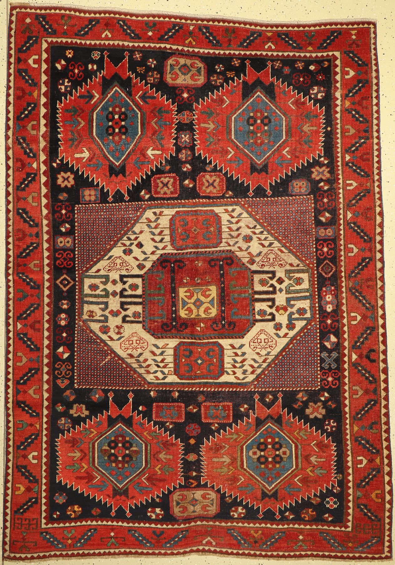 Samukh antik, Kaukasus, um 1870/80, Wolle auf Wolle, ca. 233 x 166 cm. Ein musealer Kaukase vom Volksstamm der Igdir gefertigt. Es wurden nur ganz ...