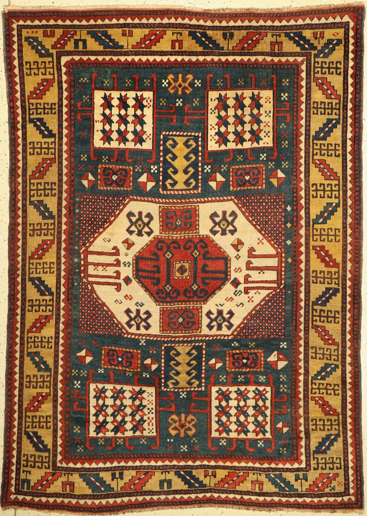 Karachoph Kazak antik, Kaukasus, um 1850/60, Wolle auf Wolle, ca. 220 x 156 cm. Auf blaugrünem Grund ein archaisches Oktogon mit einer ...