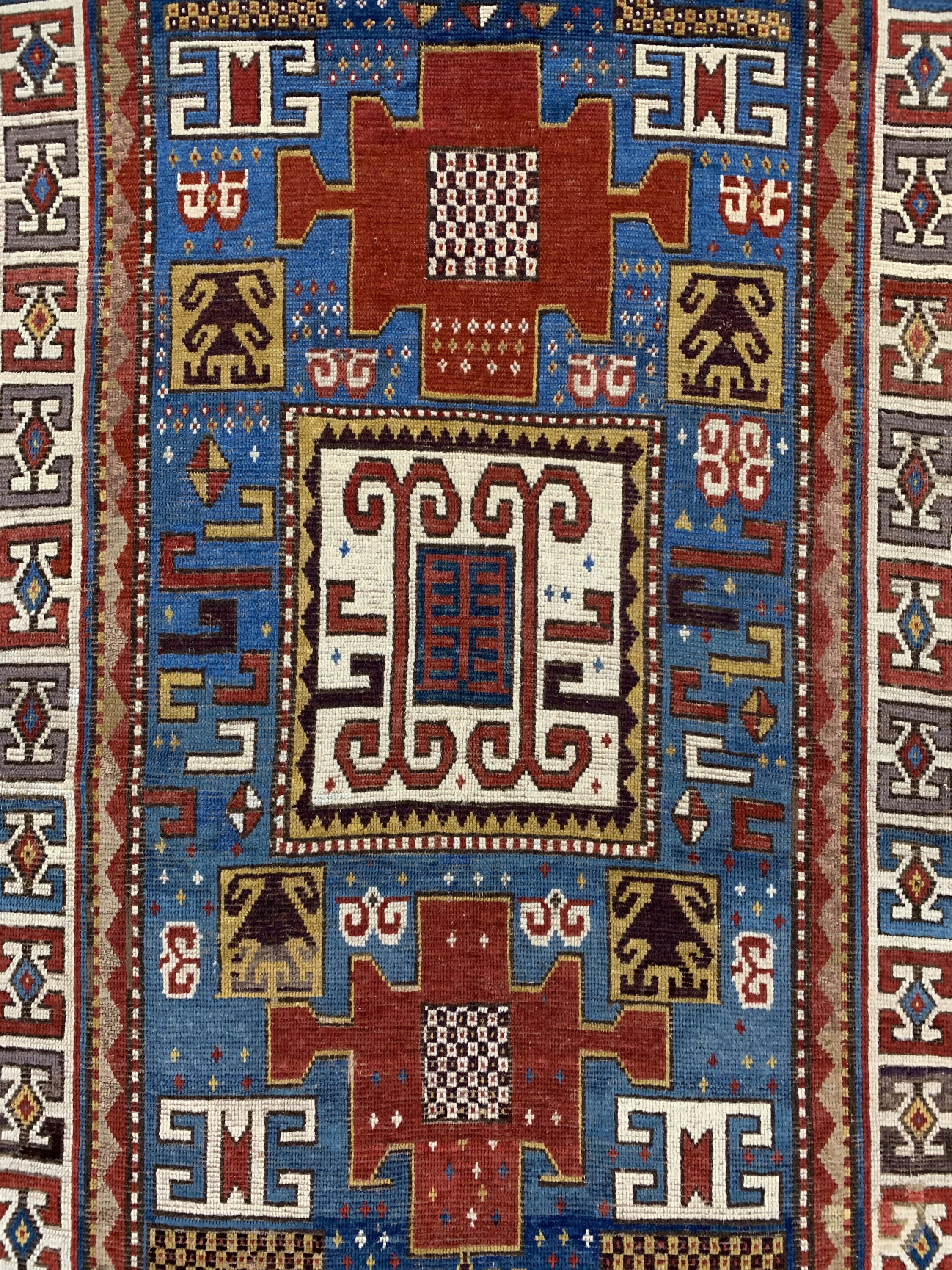 Detail c: Karachoph Kazak antik, Kaukasus, 19.Jhd, Wolle auf Wolle, ca. 235 x 120 cm, museal, Fast identisch zu Battenberg Orientteppiche Band 1 1979 Seite ...