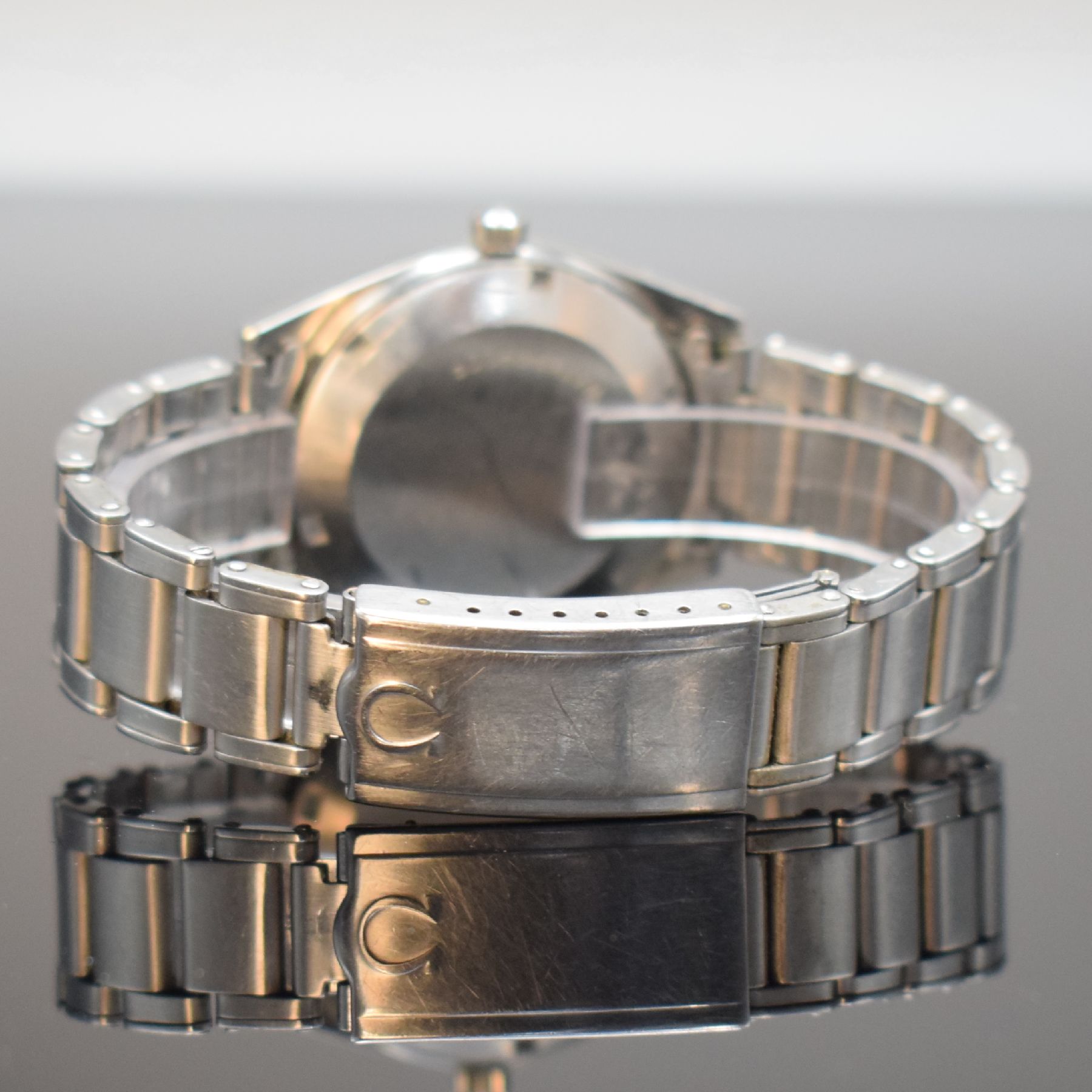 Detail d: OMEGA Geneve Herrenarmbanduhr Referenz 166.041, Automatik, Schweiz um 1968, Edelstahlgeh. inkl. orig. Gliederband m. Faltschl. Ref. 1156/G, Boden ...