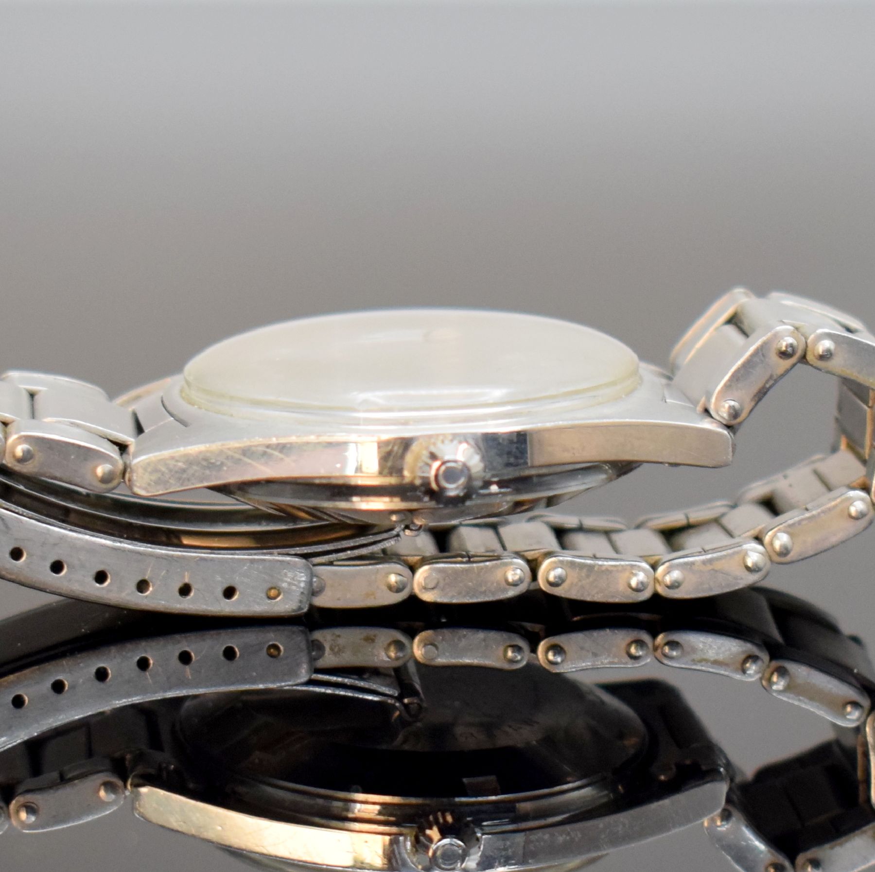 Detail e: OMEGA Geneve Herrenarmbanduhr Referenz 166.041, Automatik, Schweiz um 1968, Edelstahlgeh. inkl. orig. Gliederband m. Faltschl. Ref. 1156/G, Boden ...