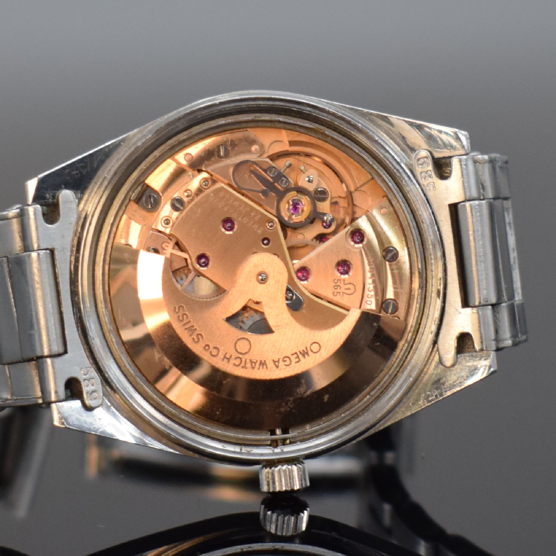 Detail h: OMEGA Geneve Herrenarmbanduhr Referenz 166.041, Automatik, Schweiz um 1968, Edelstahlgeh. inkl. orig. Gliederband m. Faltschl. Ref. 1156/G, Boden ...