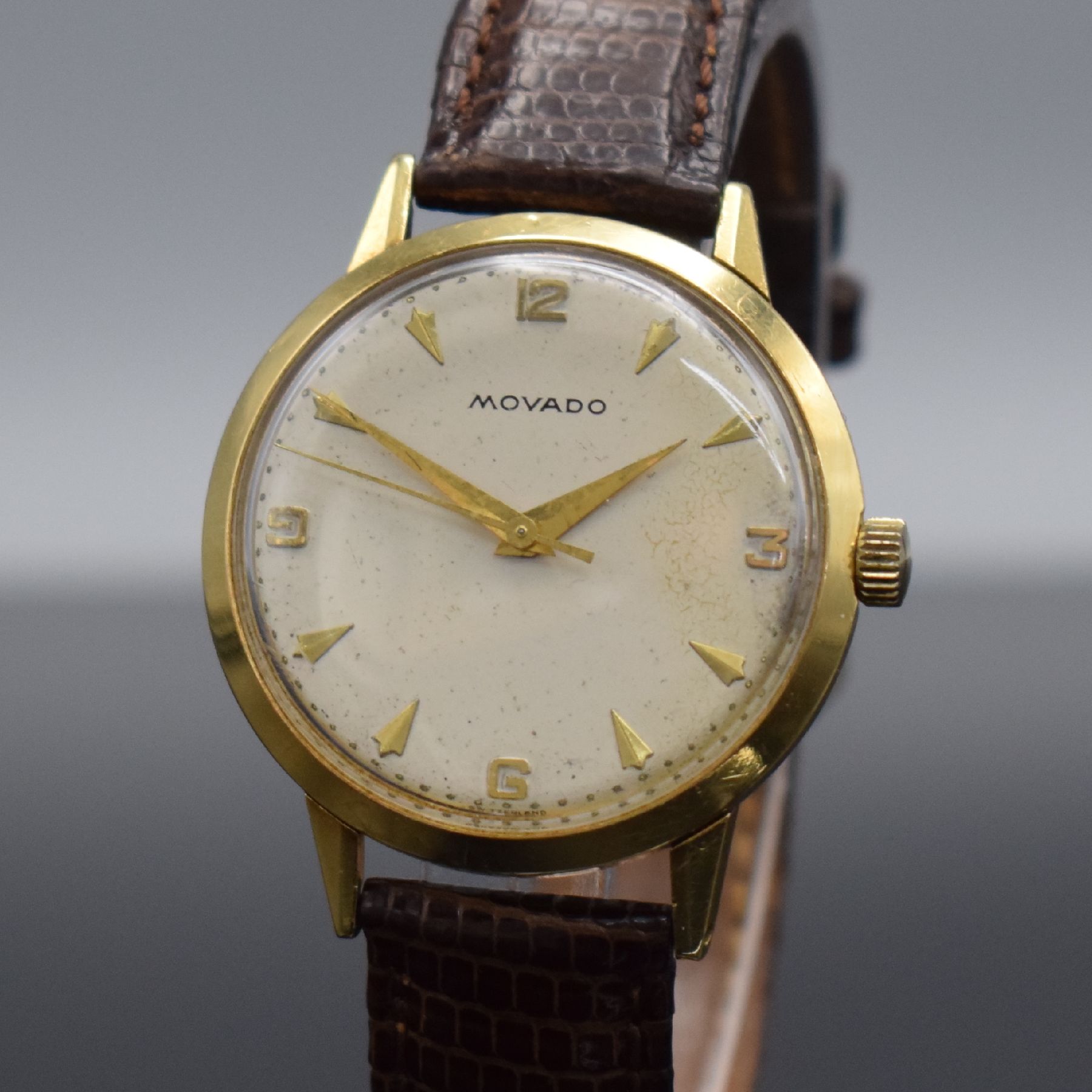 Detail c: MOVADO Herrenarmbanduhr in GG 750/000 mit Kaliber 127, Handaufzug um 1950, Handaufzug, 2-teil. Geh., Boden aufgedr., silb. Zifferbl. m. aufges. ...